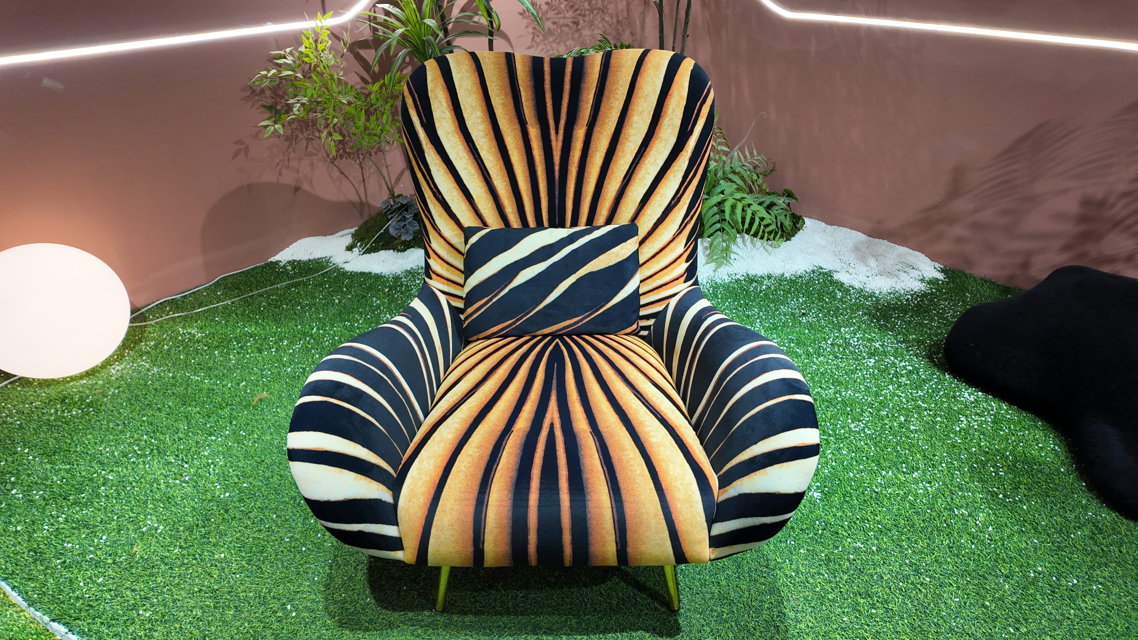 Fauteuil lounge motif zébré doré et velours moutarde – Zebra Or