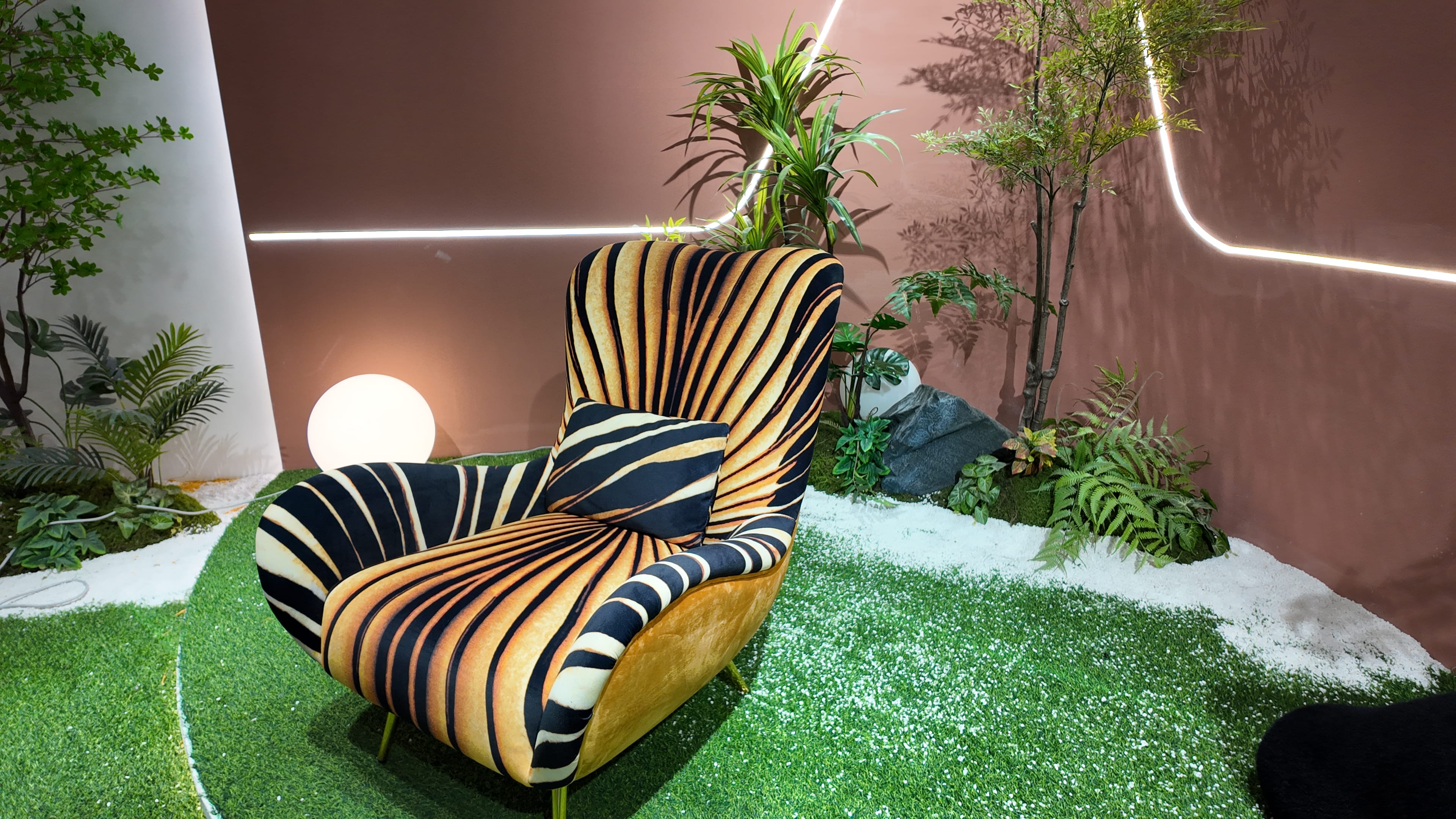 Fauteuil lounge motif zébré doré et velours moutarde – Zebra Or