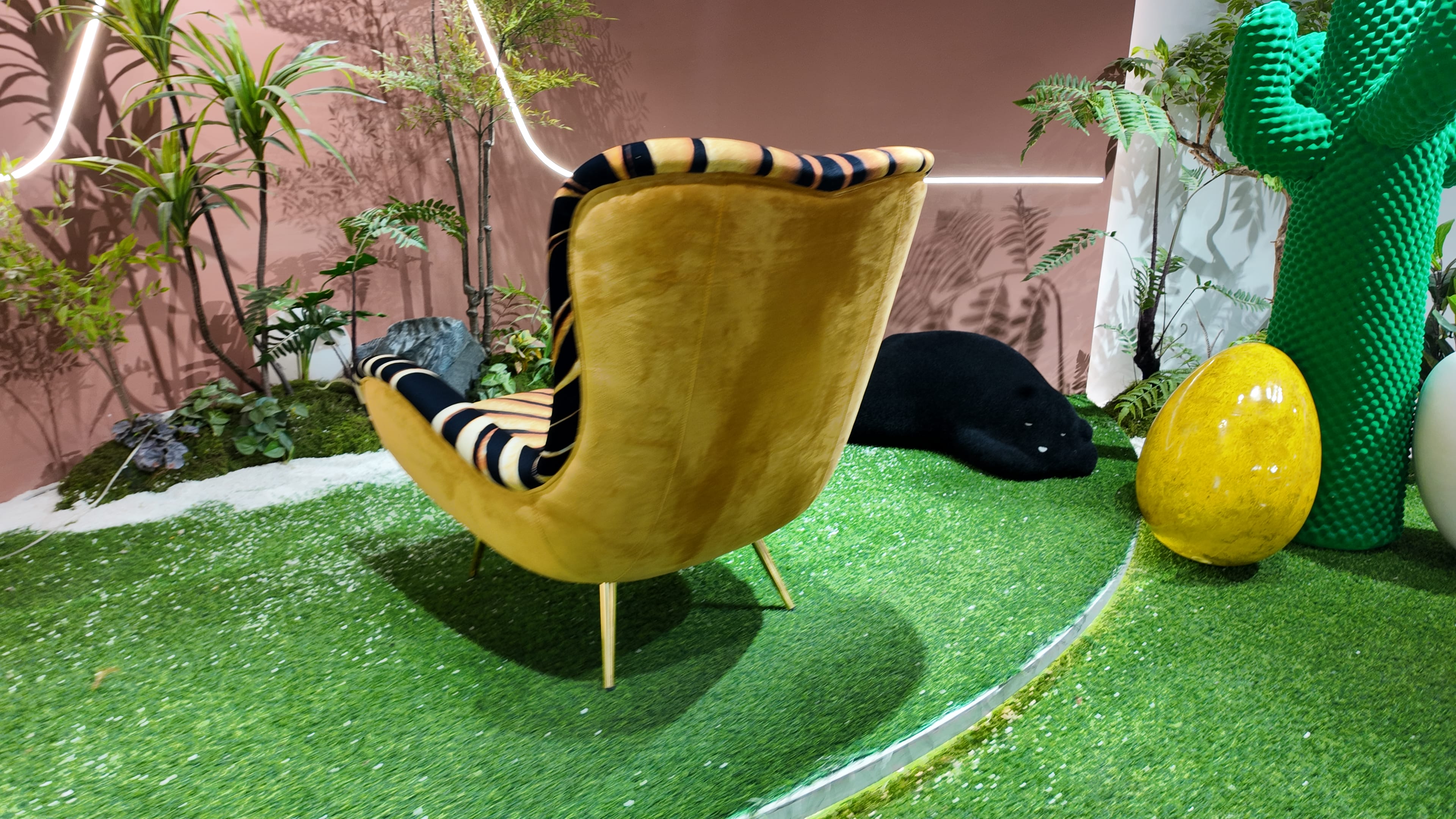 Fauteuil lounge motif zébré doré et velours moutarde – Zebra Or