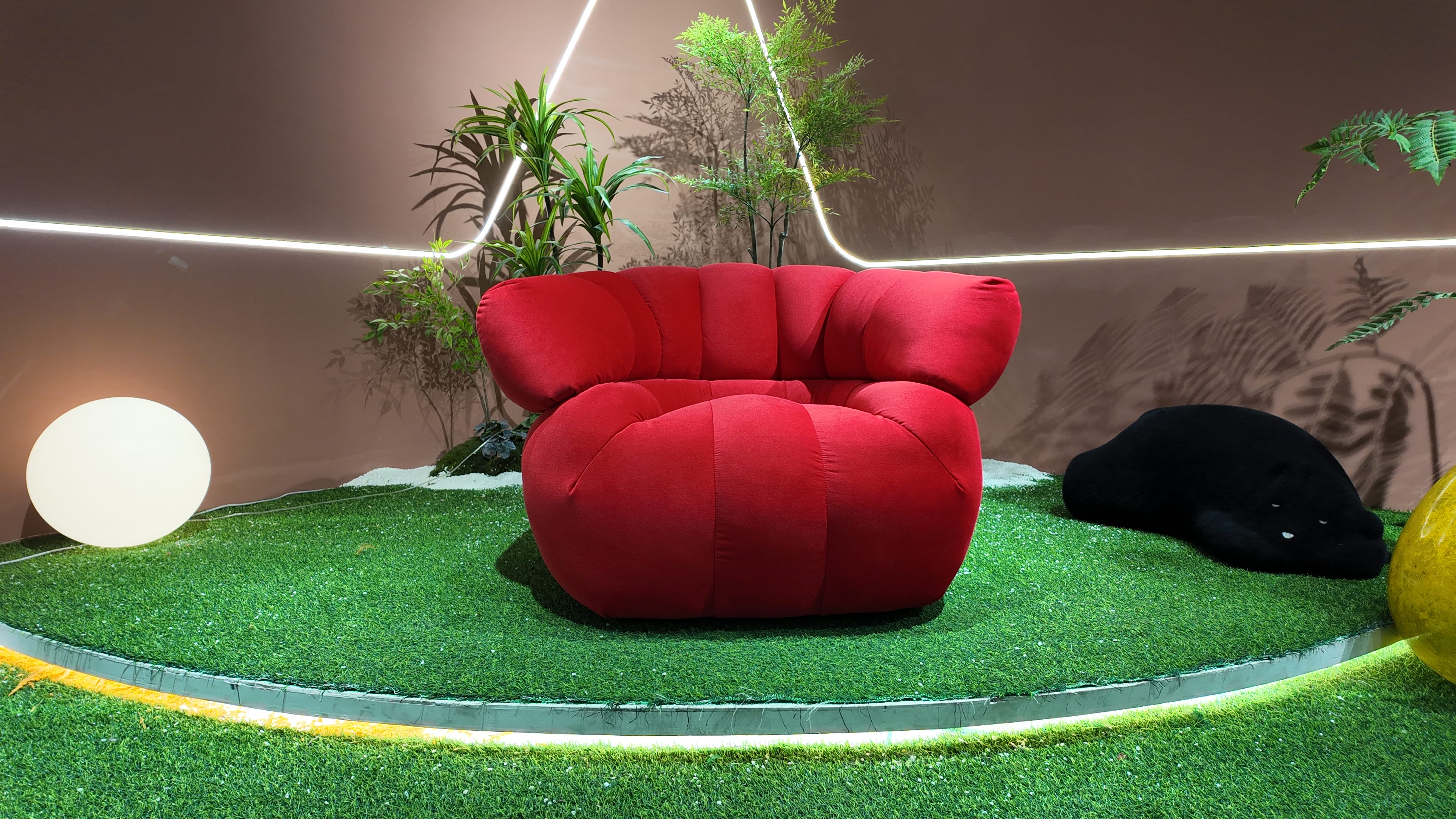 Fauteuil loveuse en velours côtelé rouge – silhouette bulbeuse sans piètement apparent