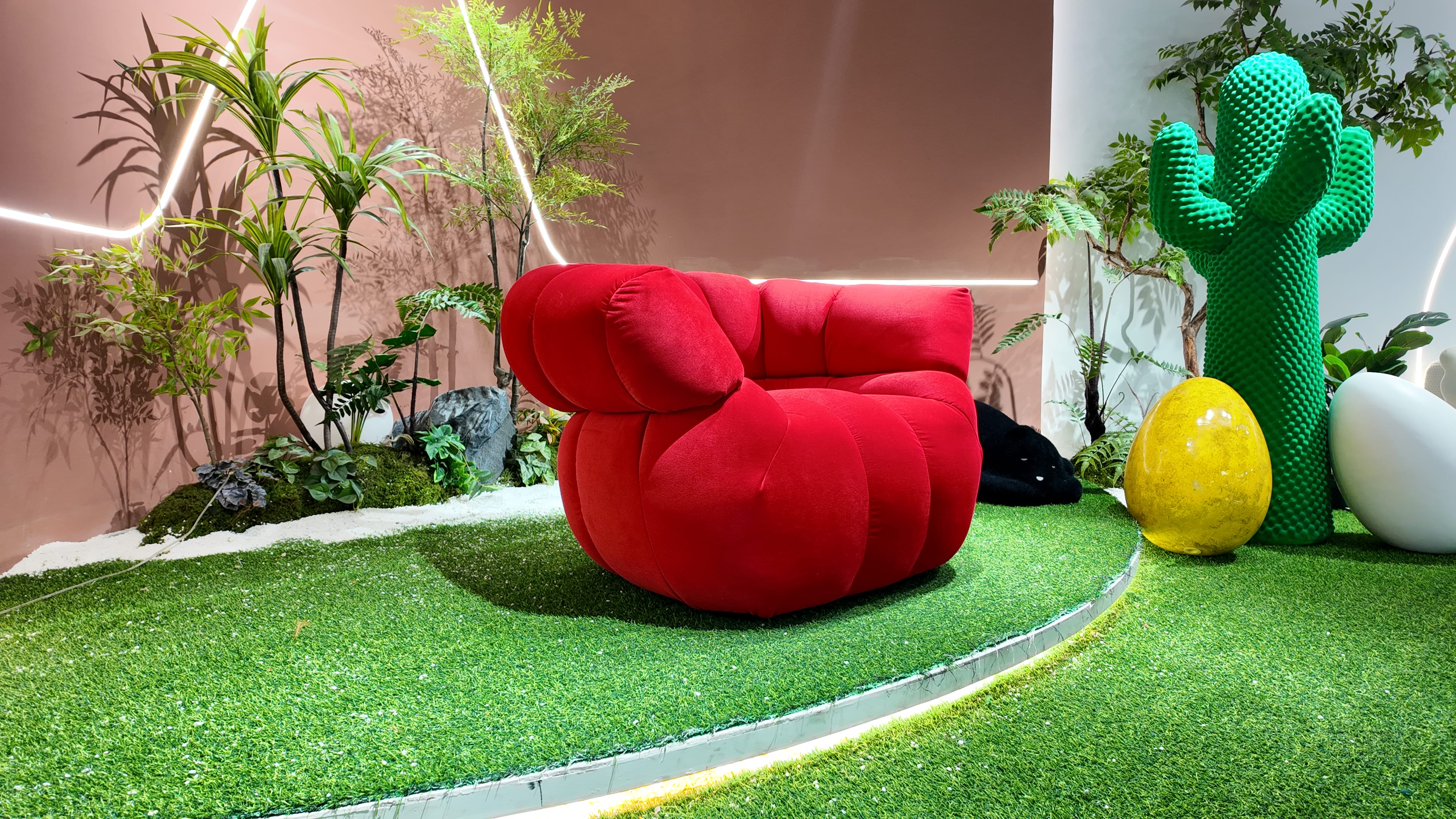 Fauteuil loveuse en velours côtelé rouge – silhouette bulbeuse sans piètement apparent