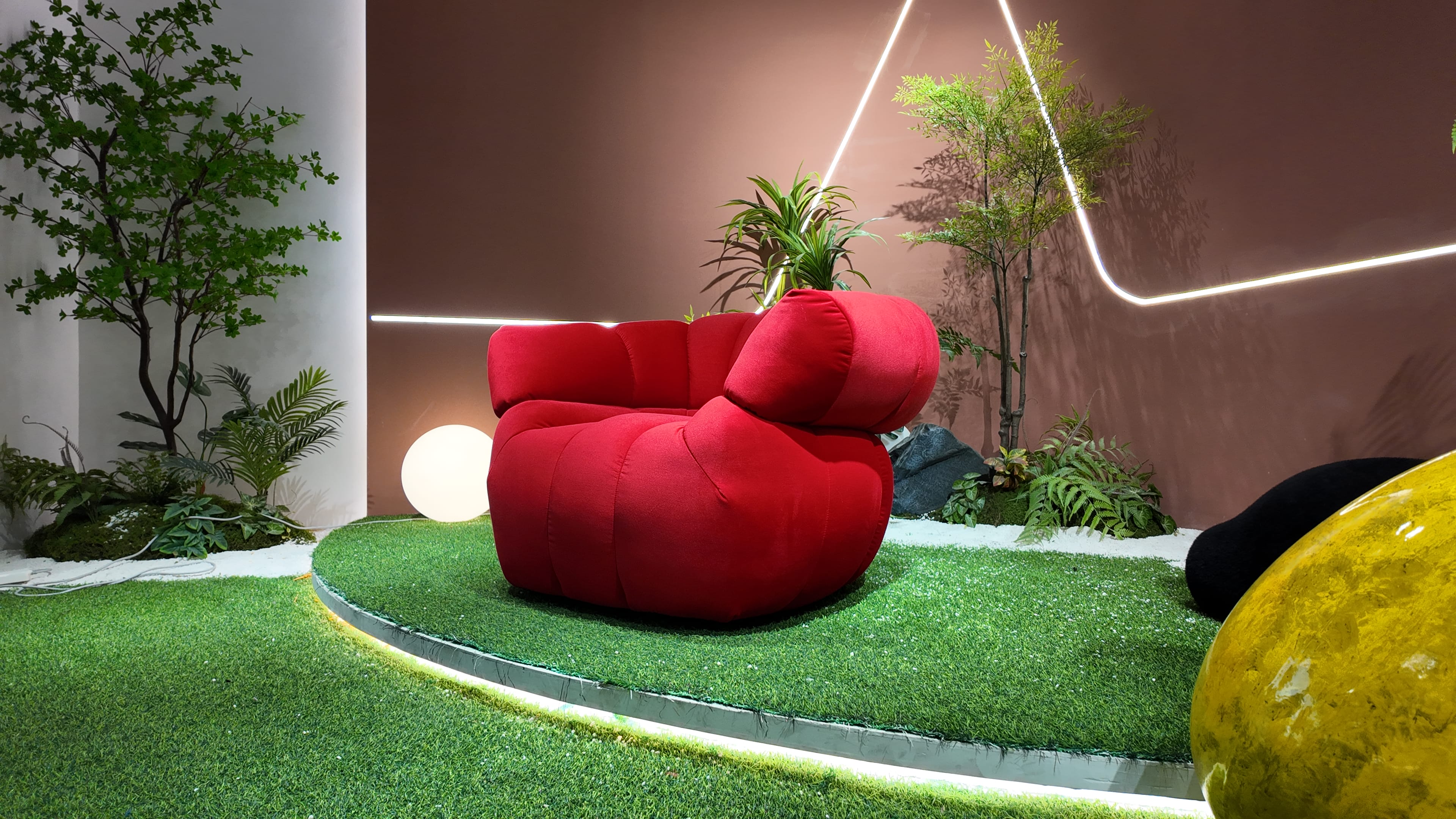 Fauteuil loveuse en velours côtelé rouge – silhouette bulbeuse sans piètement apparent