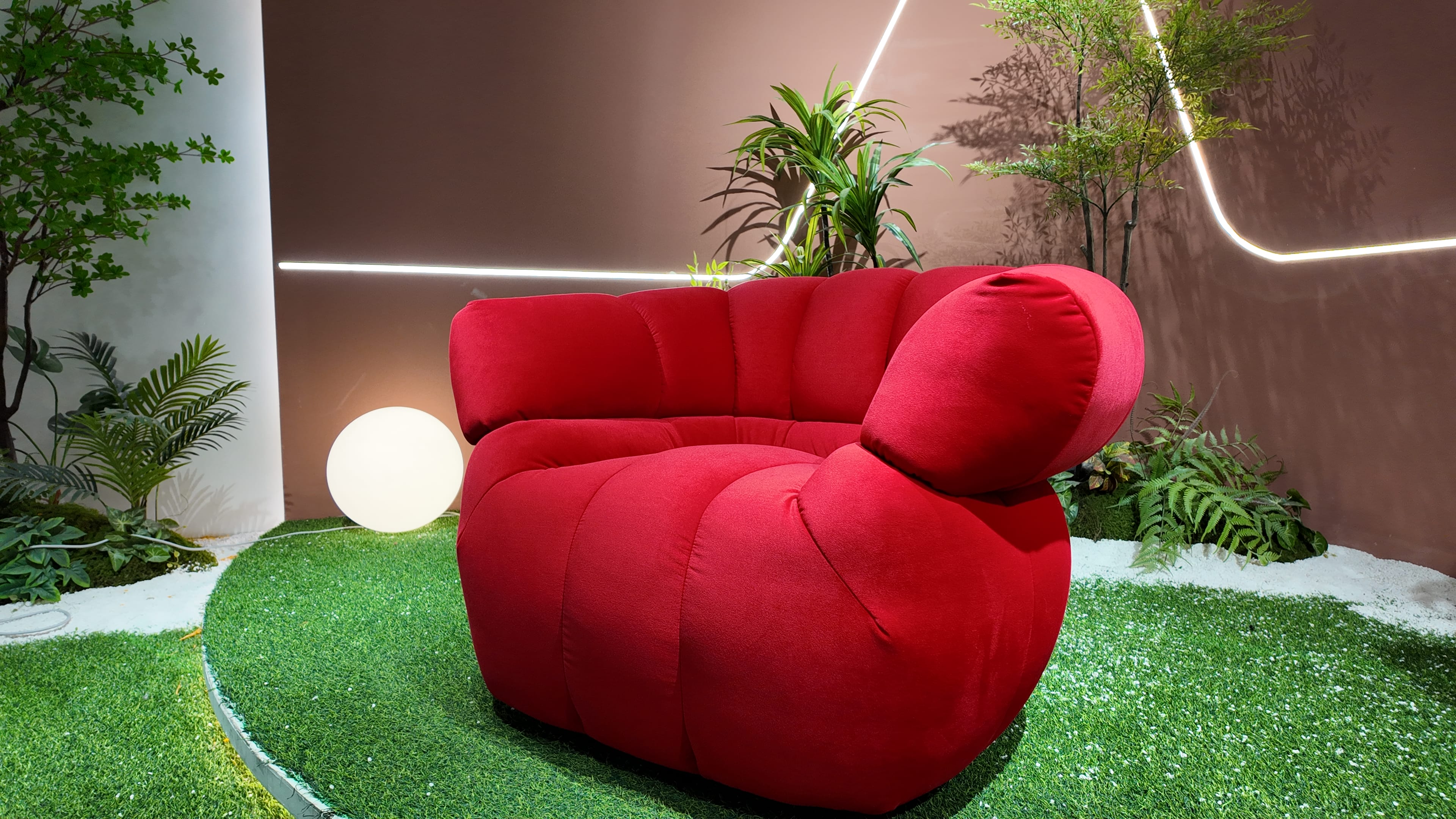 Fauteuil loveuse en velours côtelé rouge – silhouette bulbeuse sans piètement apparent