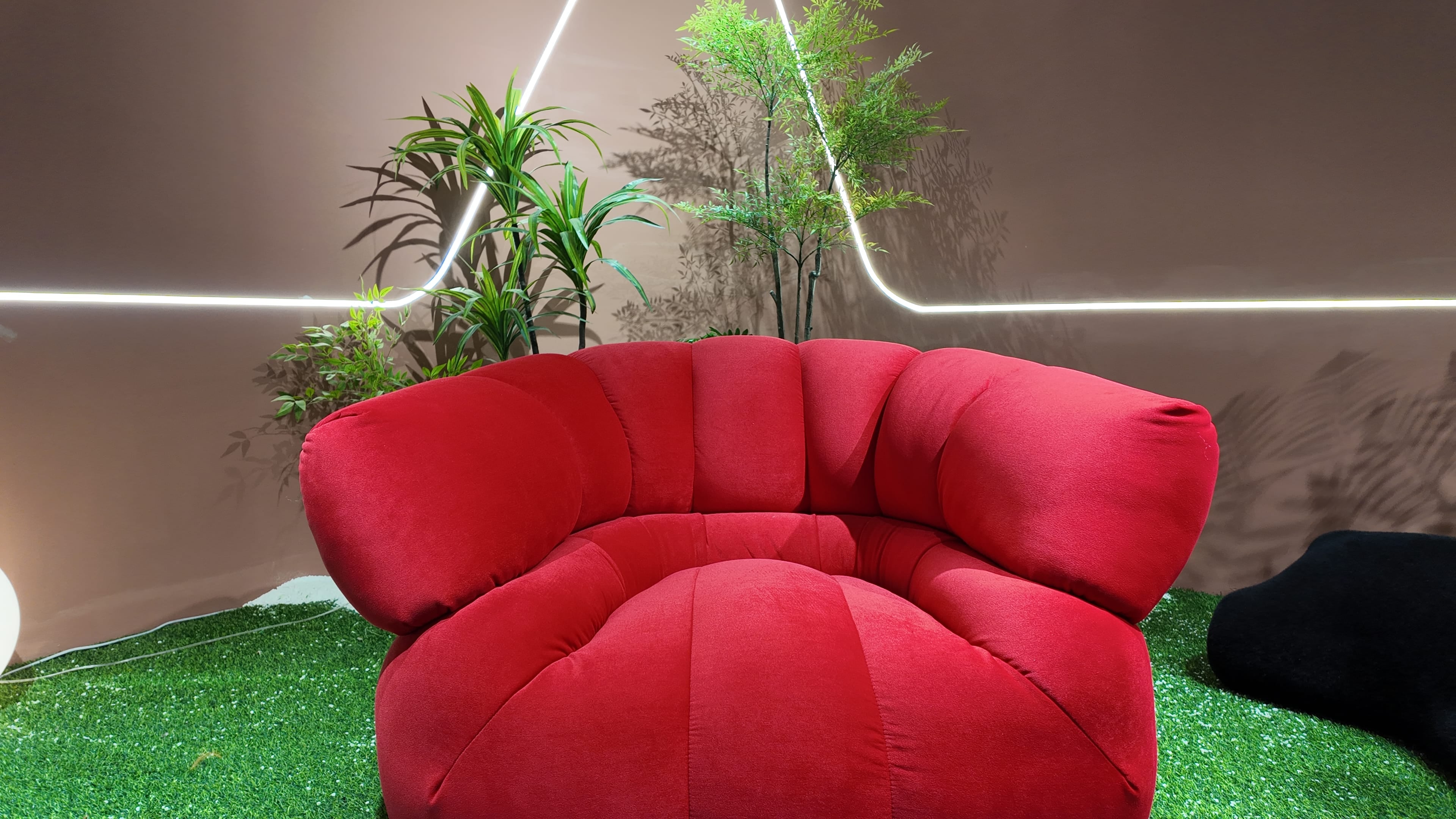 Fauteuil loveuse en velours côtelé rouge – silhouette bulbeuse sans piètement apparent