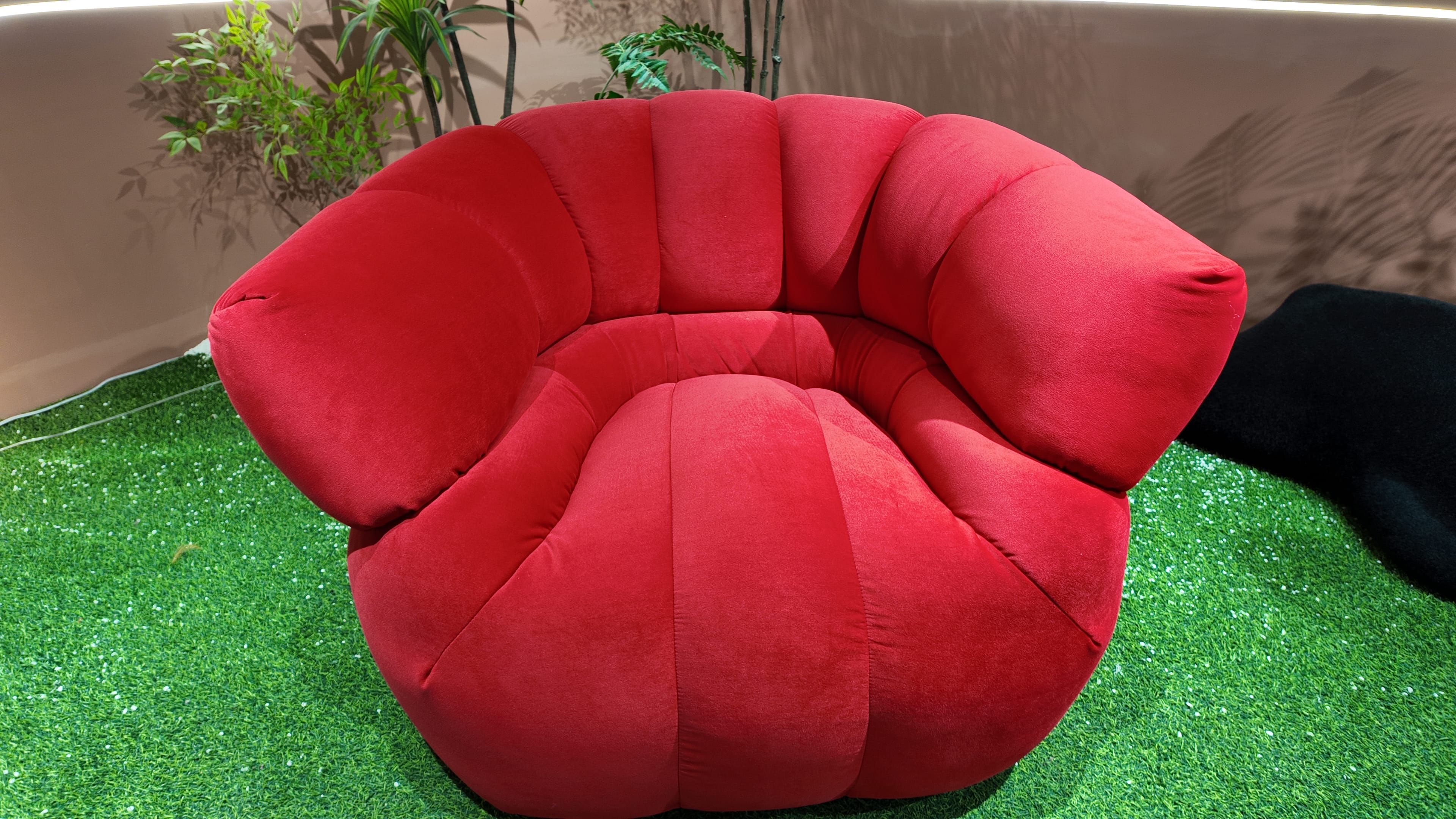 Fauteuil loveuse en velours côtelé rouge – silhouette bulbeuse sans piètement apparent