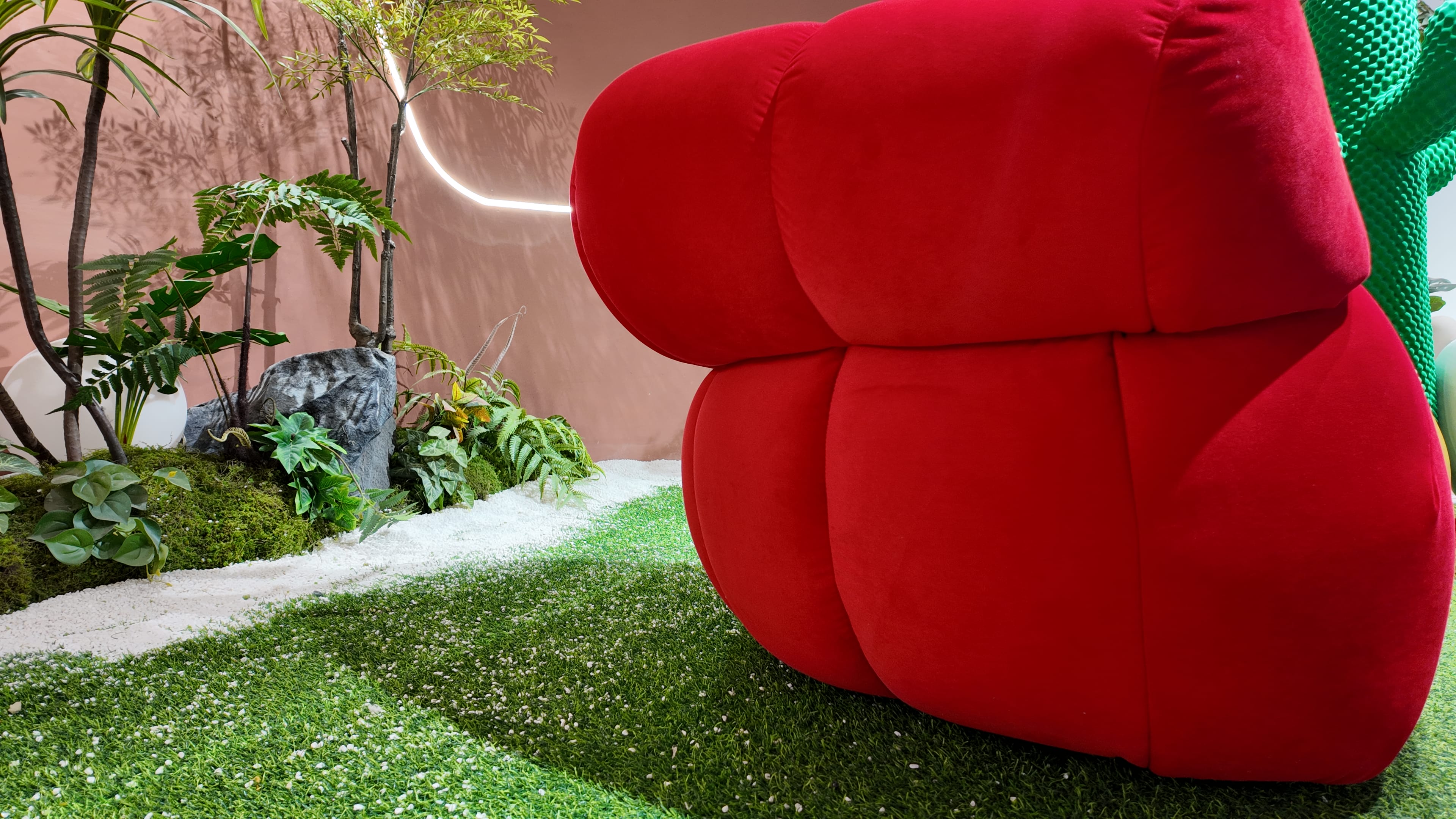 Fauteuil loveuse en velours côtelé rouge – silhouette bulbeuse sans piètement apparent