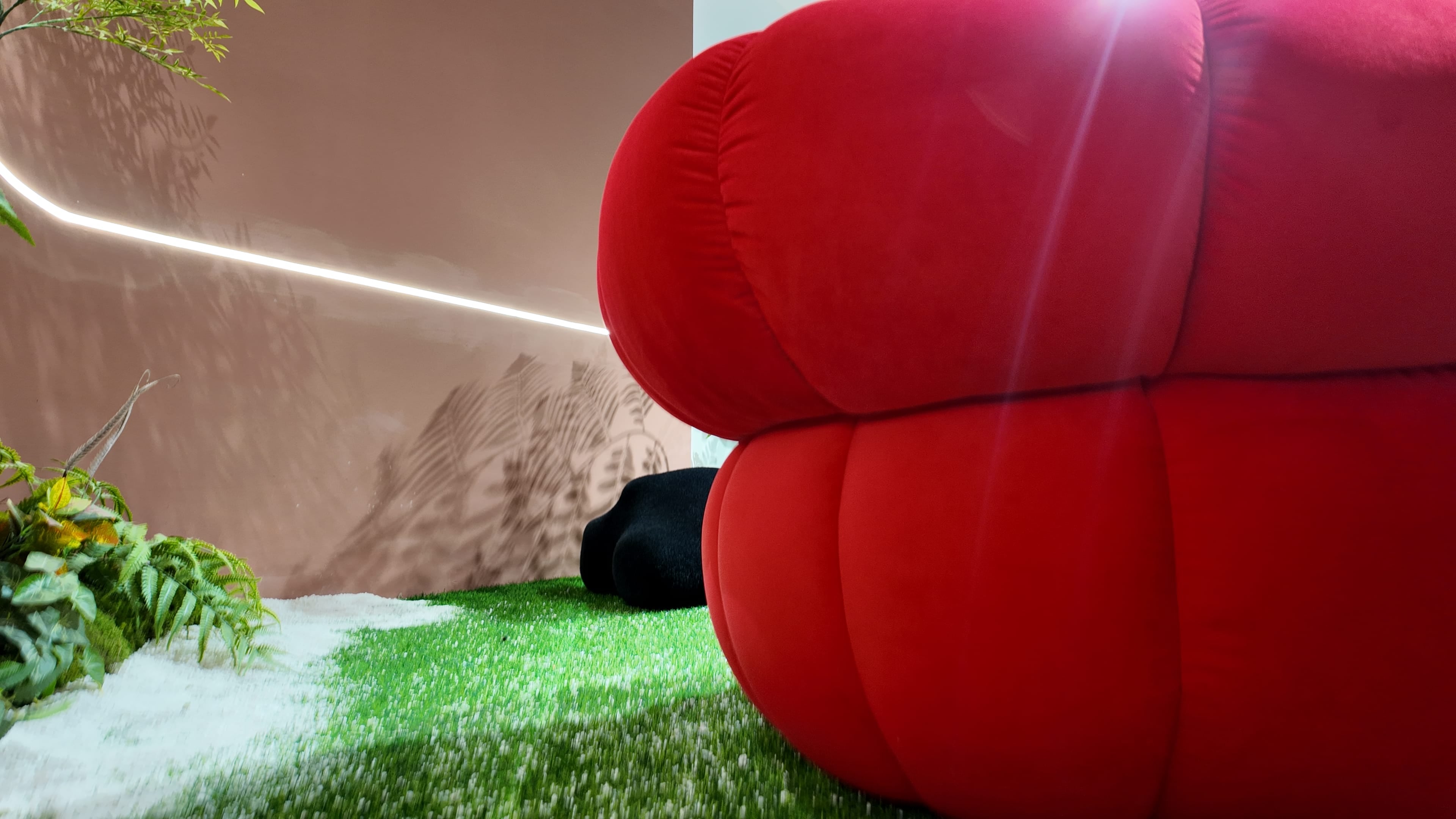 Fauteuil loveuse en velours côtelé rouge – silhouette bulbeuse sans piètement apparent