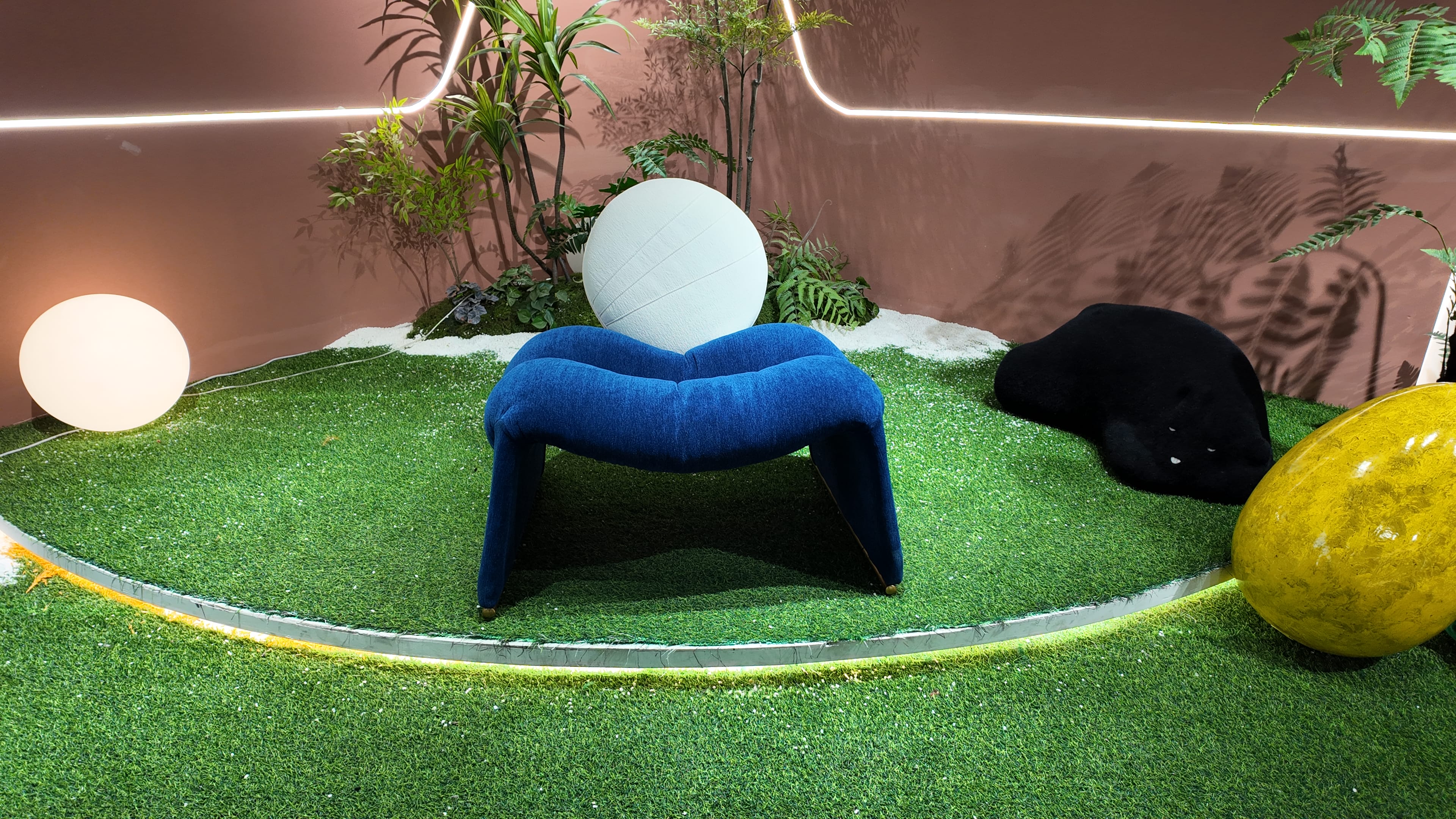 Fauteuil bas en velours chenille bleu marine et laiton – SABOT