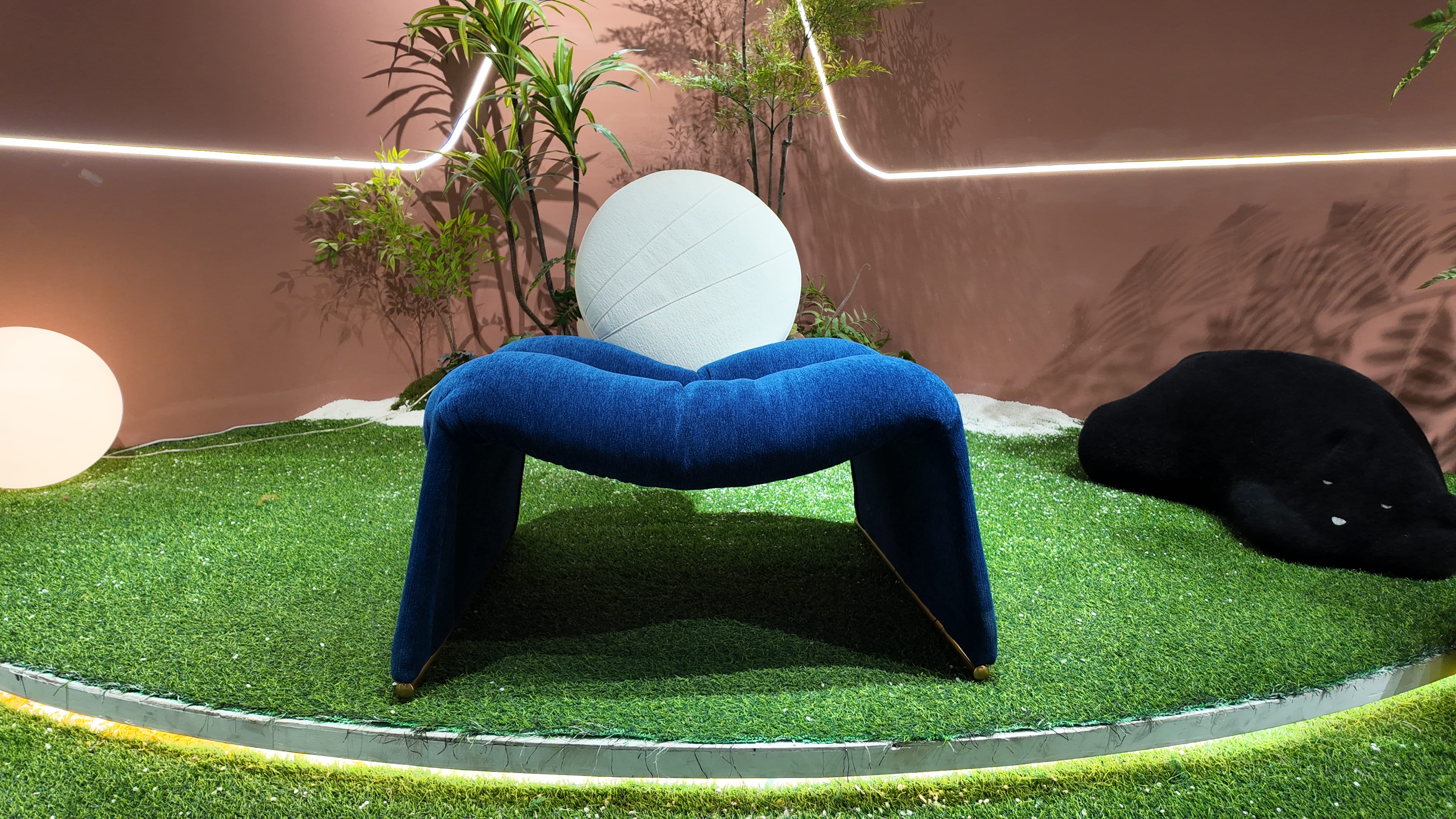 Fauteuil bas en velours chenille bleu marine et laiton – SABOT