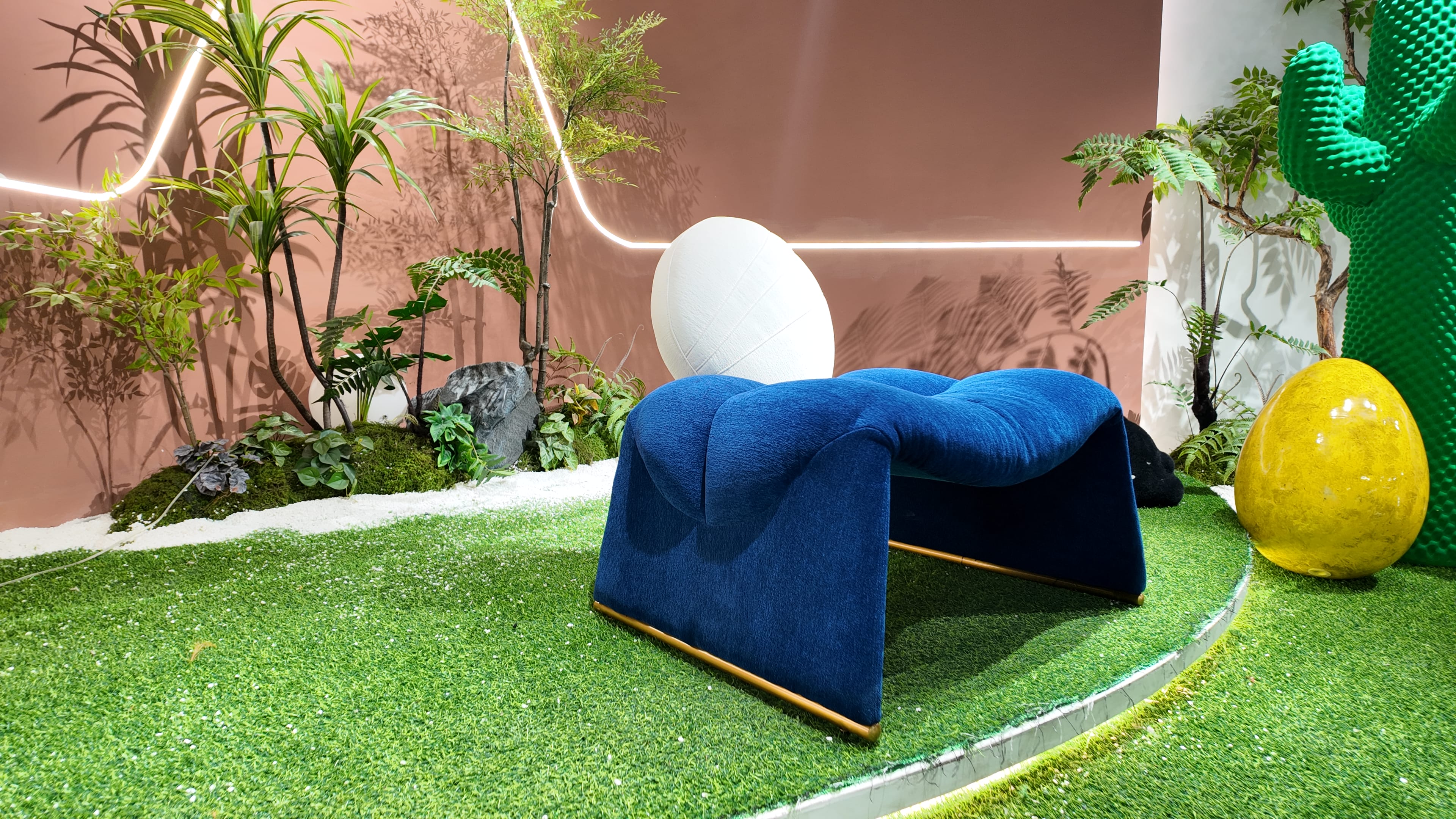 Fauteuil bas en velours chenille bleu marine et laiton – SABOT