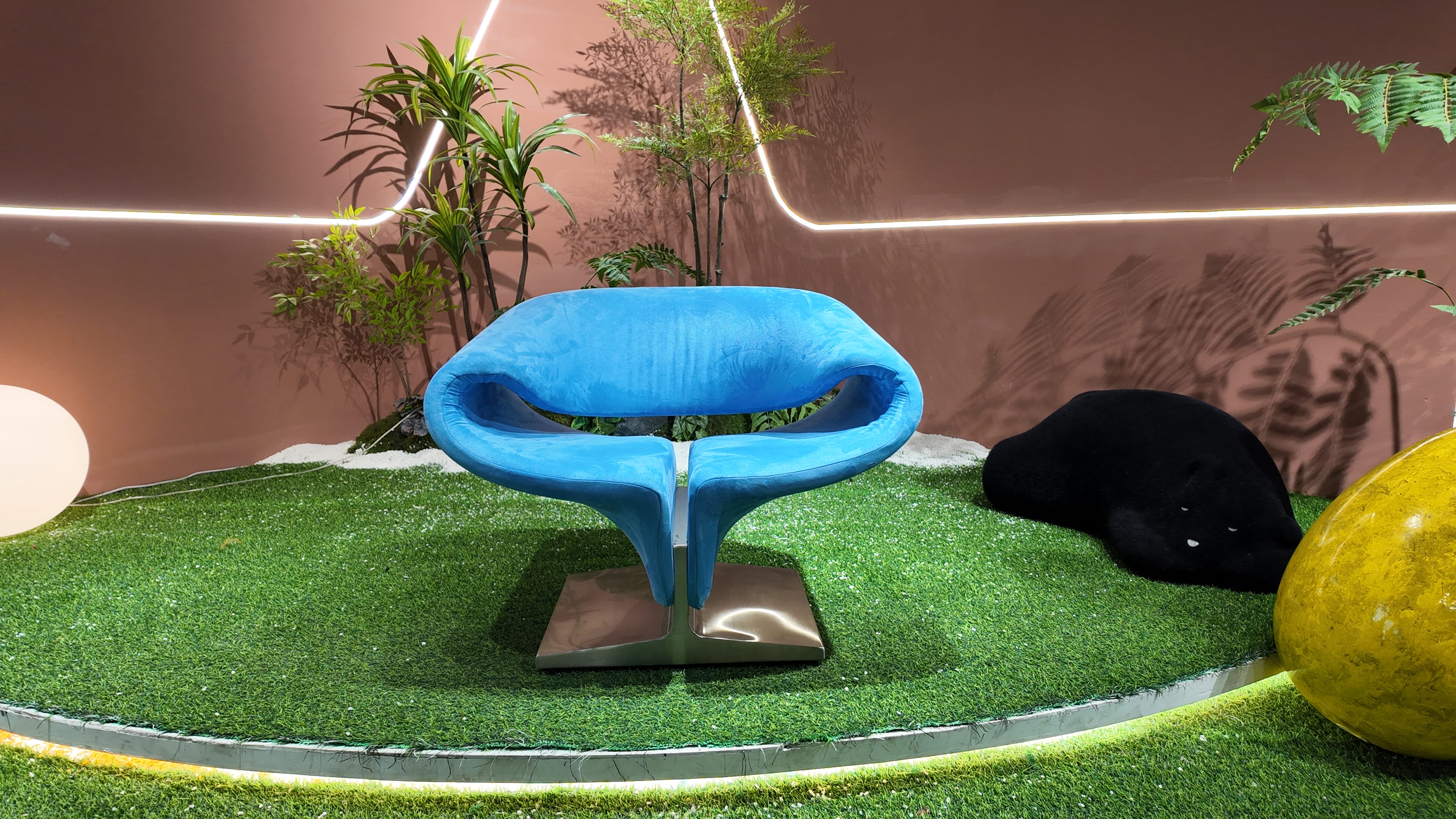 Fauteuil design enveloppant en velours bleu ciel – Blue Wave
