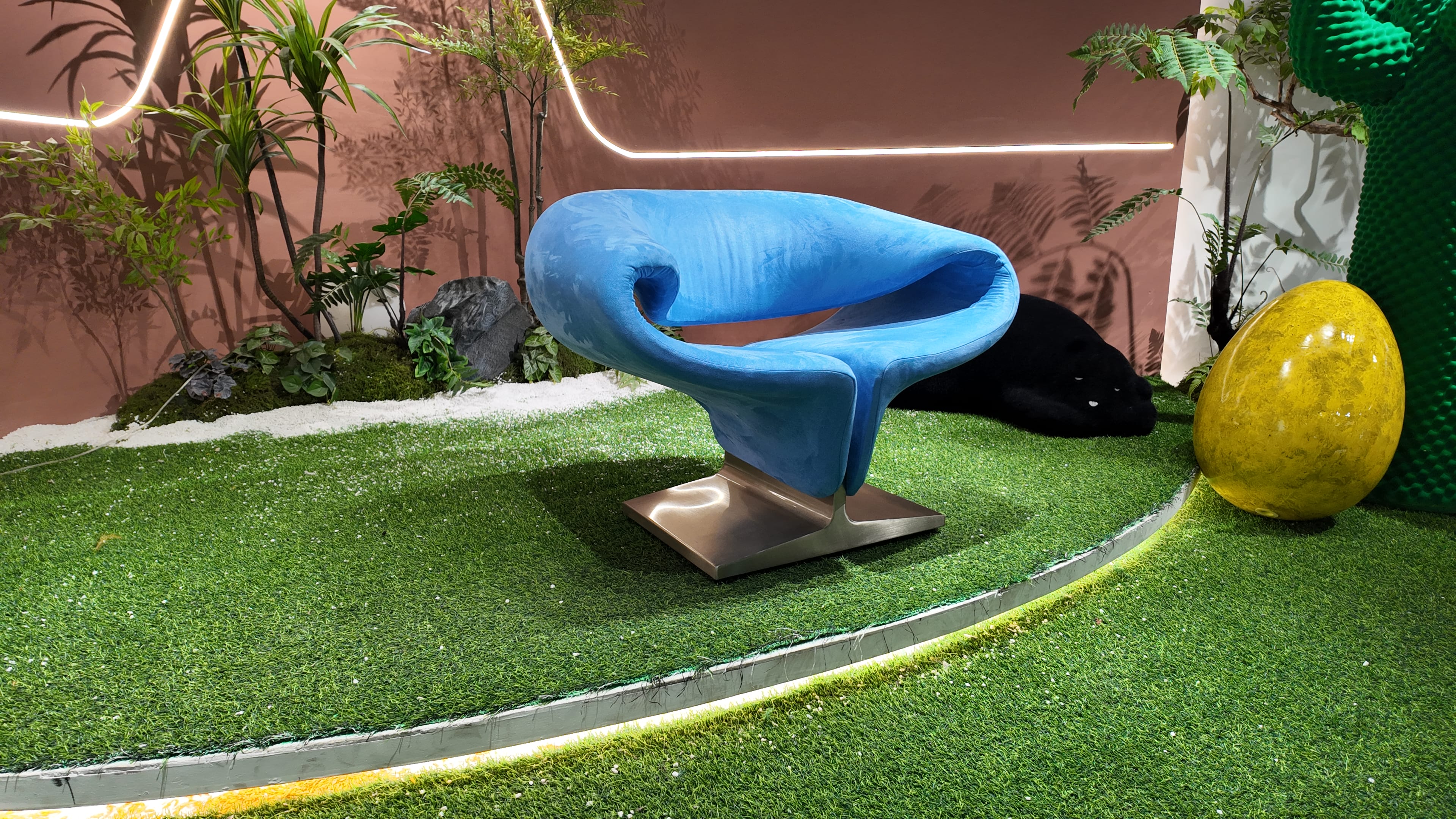 Fauteuil design enveloppant en velours bleu ciel – Blue Wave