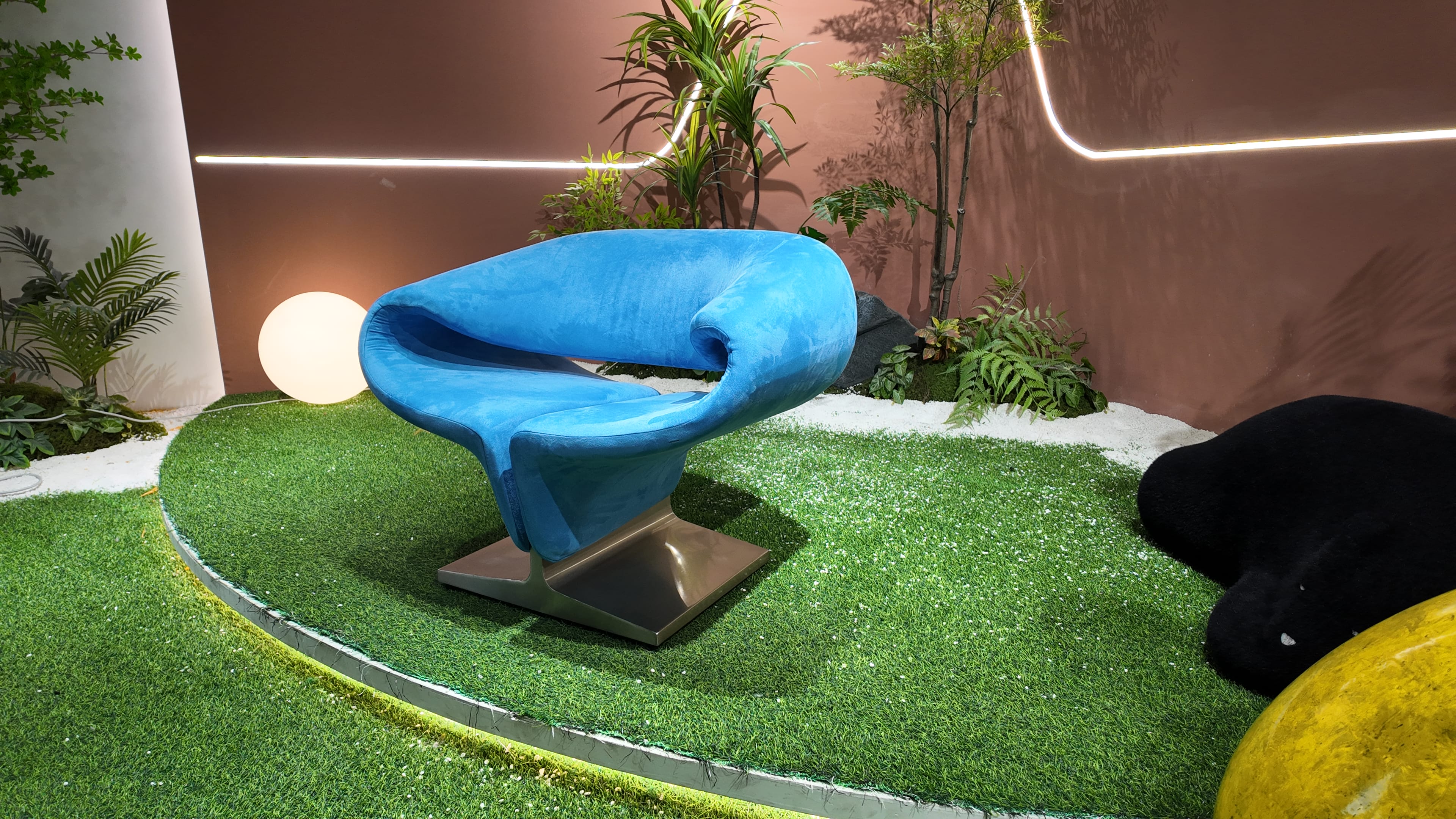 Fauteuil design enveloppant en velours bleu ciel – Blue Wave