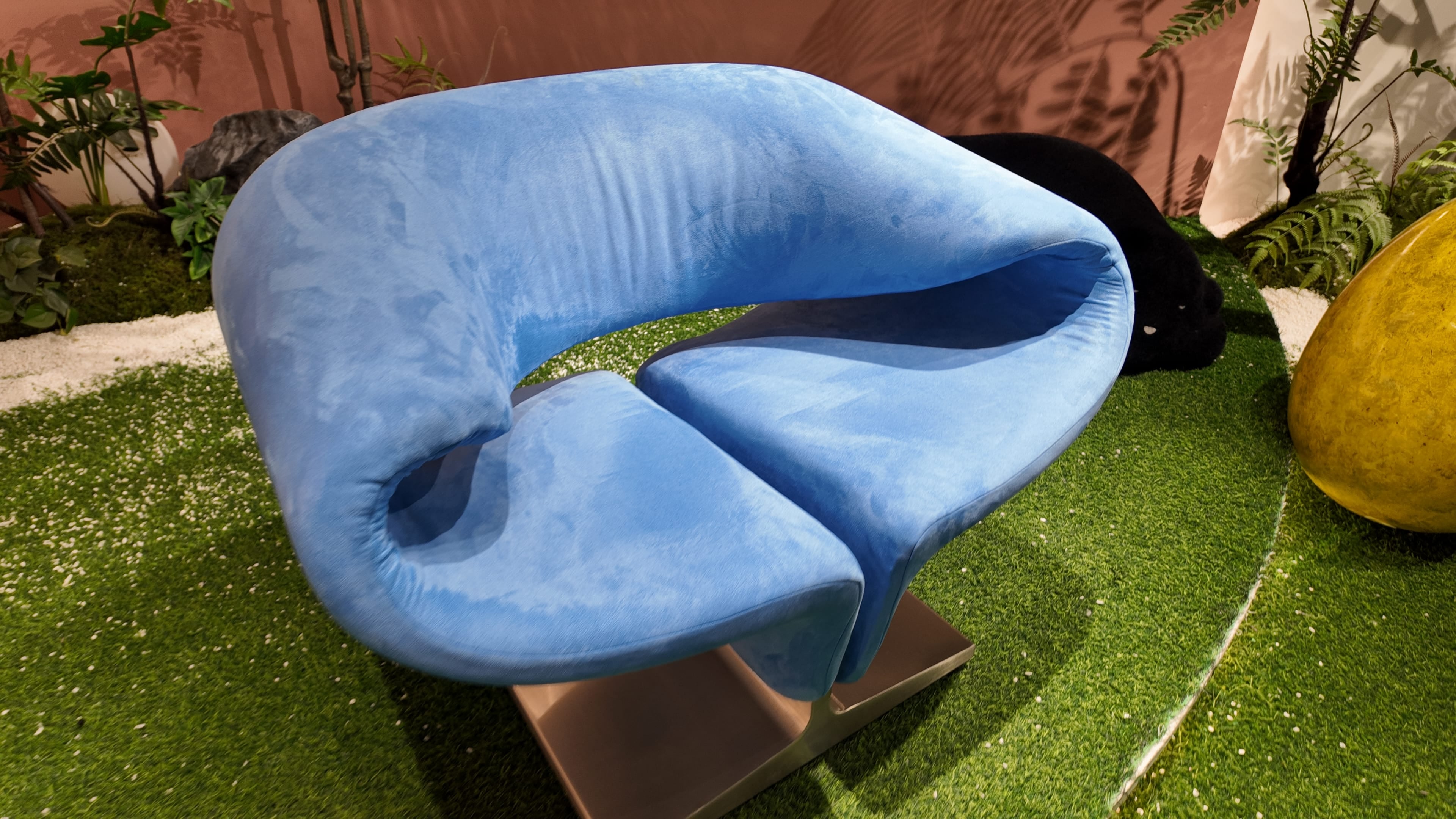 Fauteuil design enveloppant en velours bleu ciel – Blue Wave