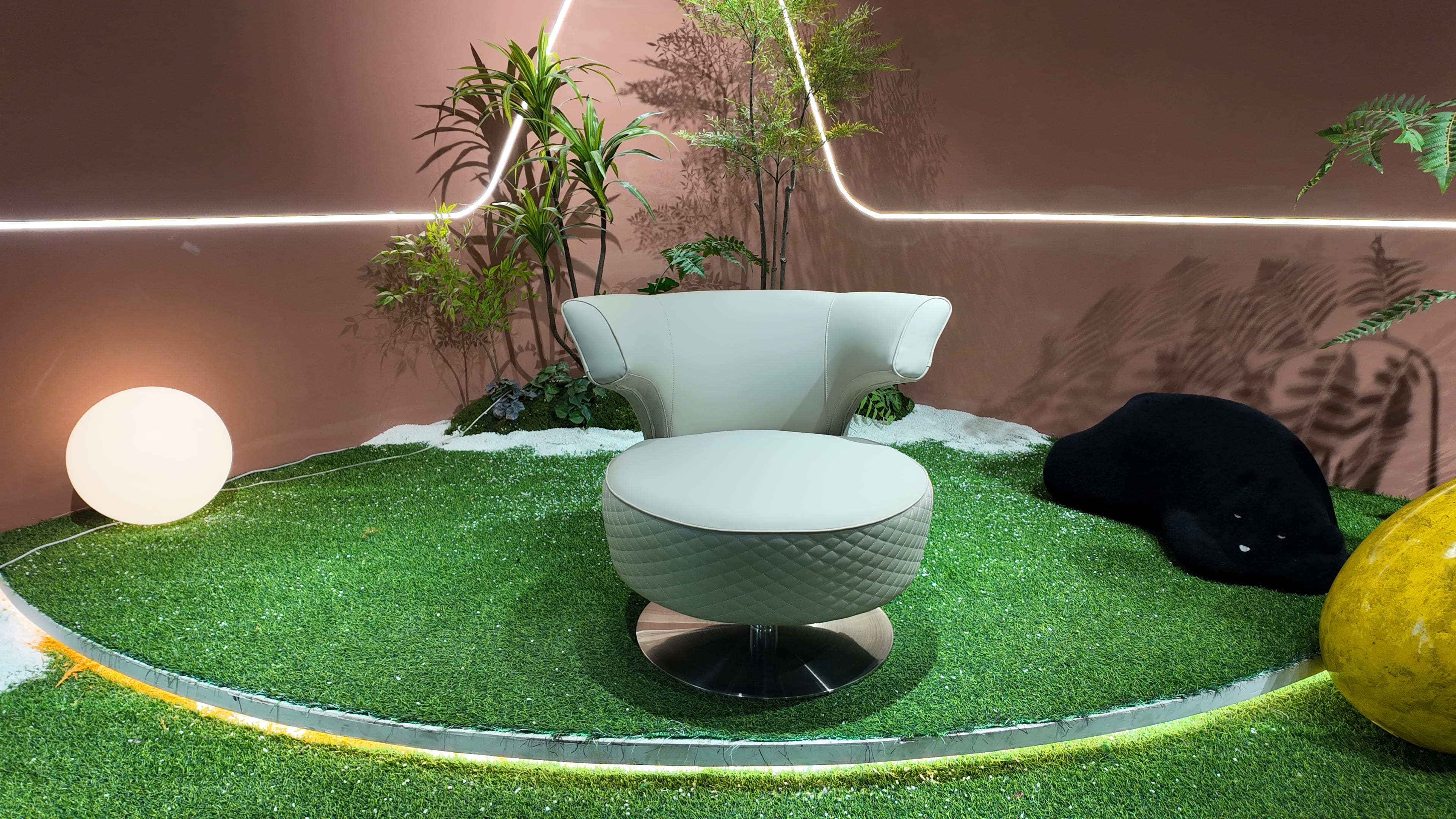 Fauteuil pivotant capitonné en cuir crème – Diamond Cream