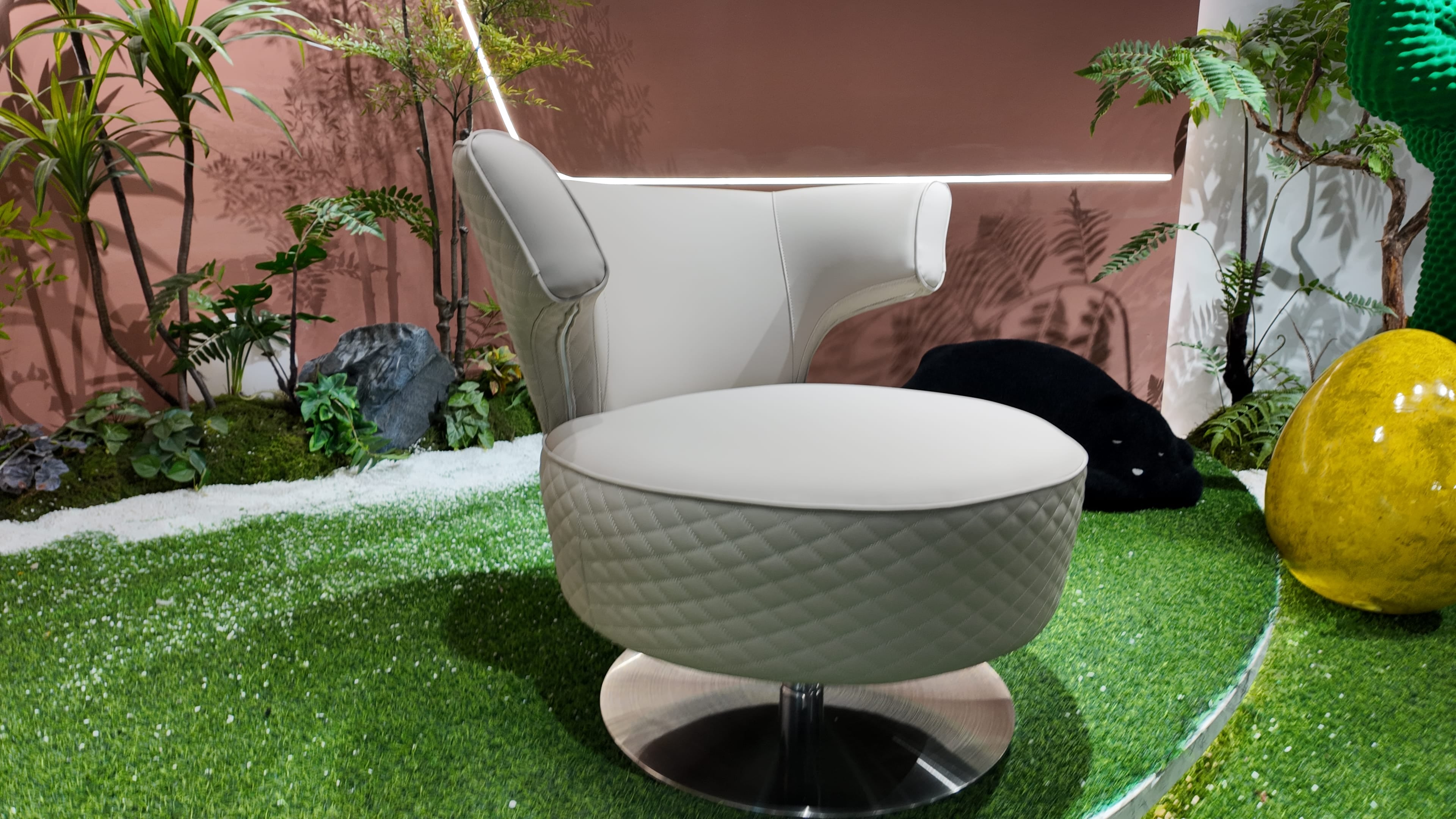 Fauteuil pivotant capitonné en cuir crème – Diamond Cream