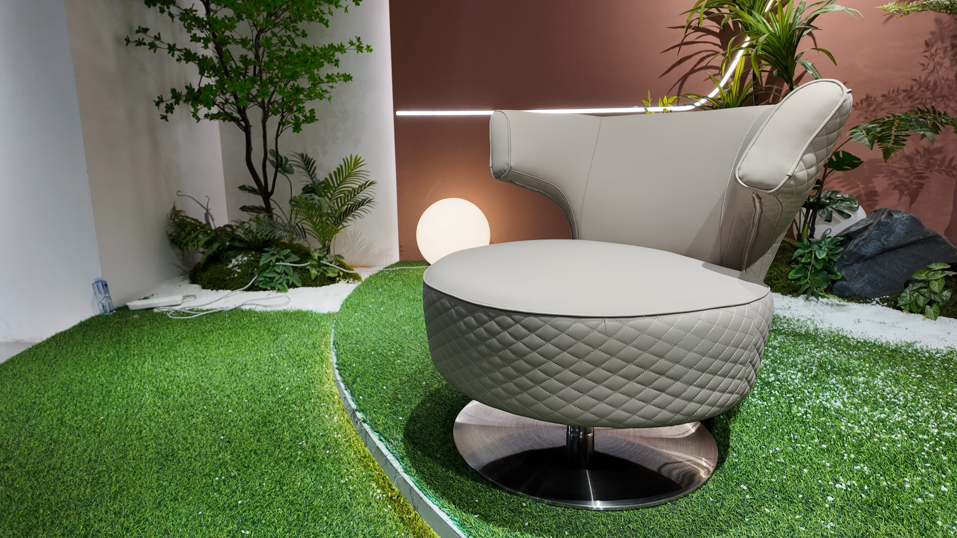 Fauteuil pivotant capitonné en cuir crème – Diamond Cream