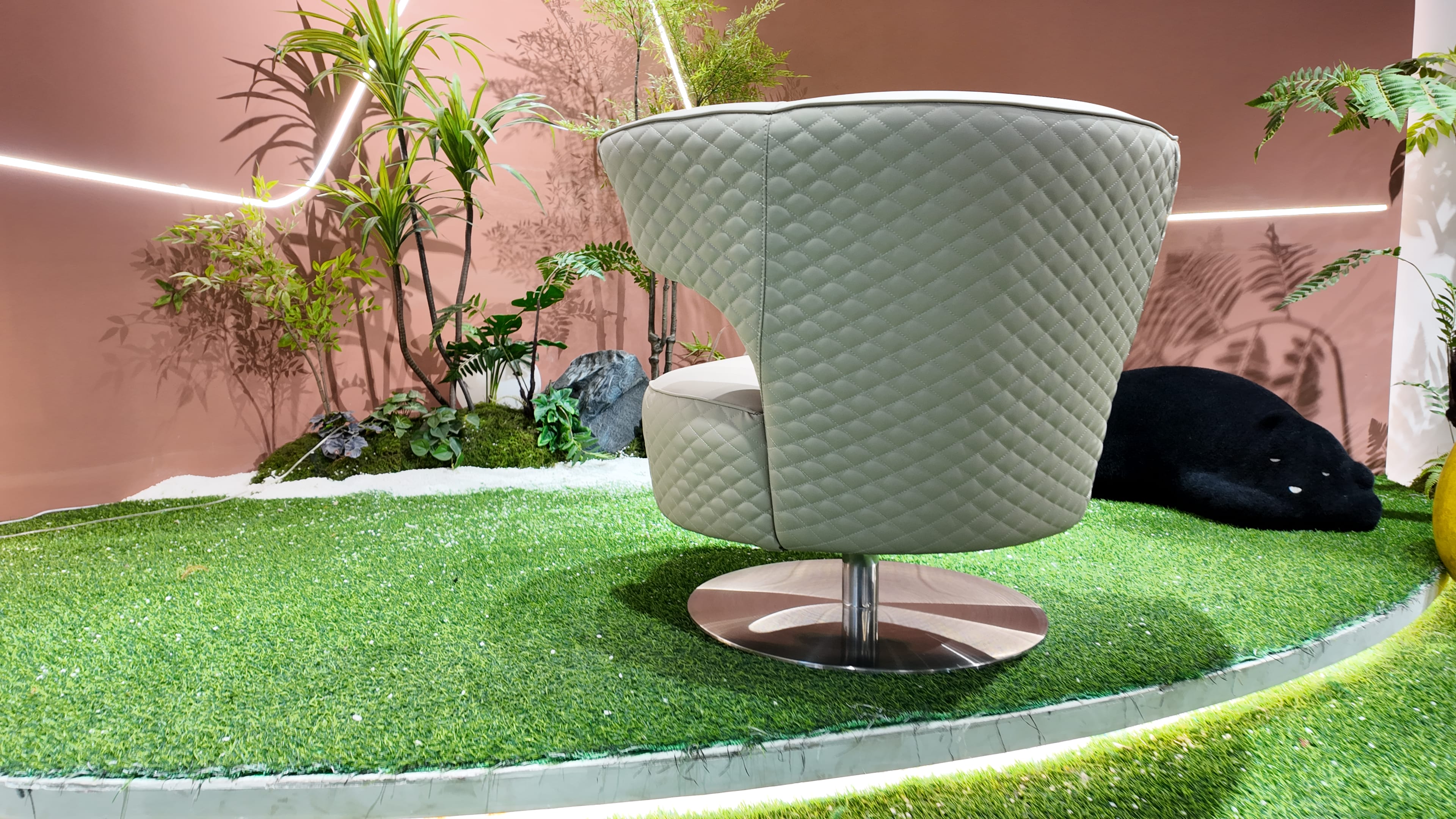 Fauteuil pivotant capitonné en cuir crème – Diamond Cream