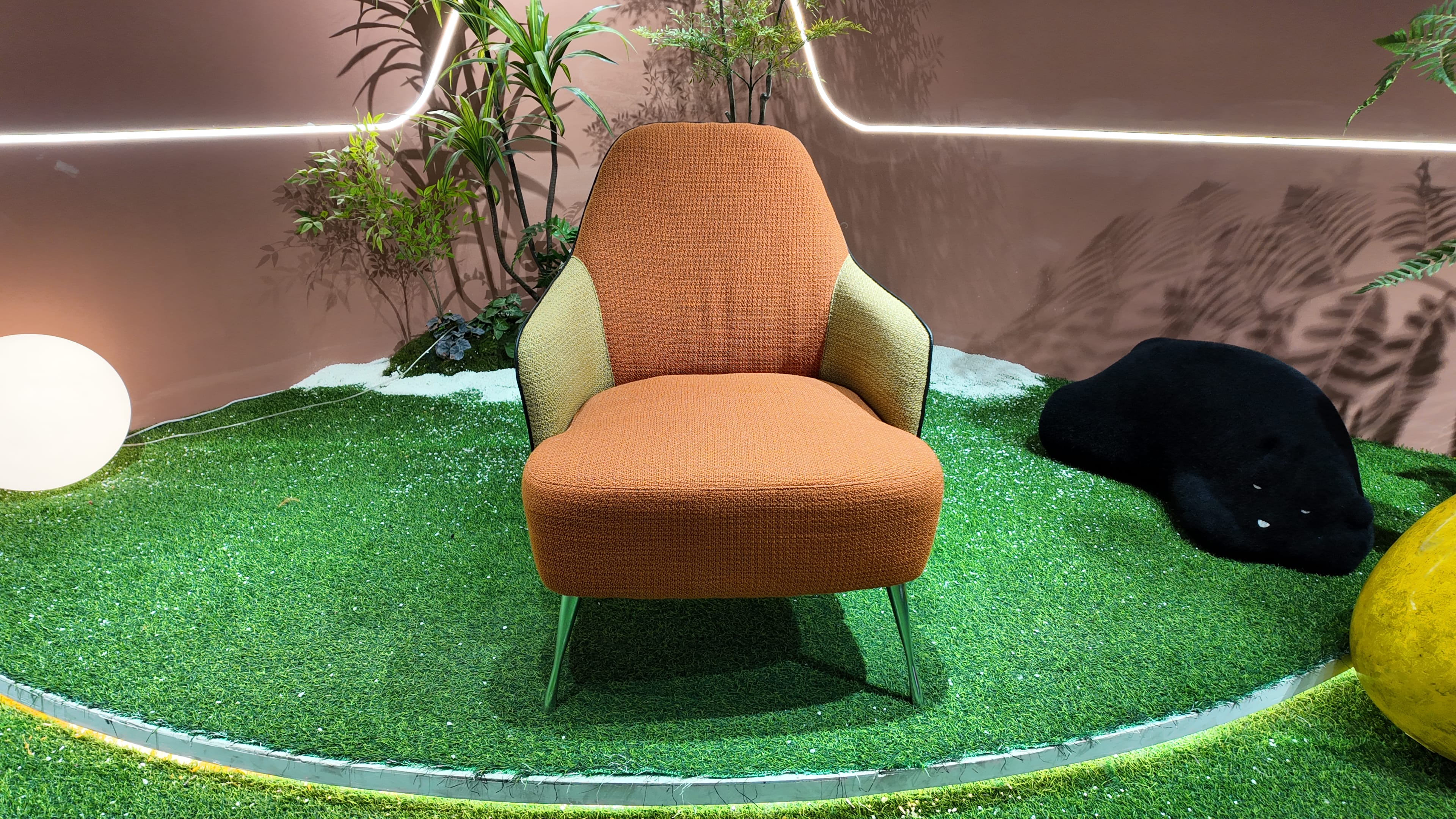 Fauteuil lounge bicolore en tissu bouclé et simili cuir – TANGO