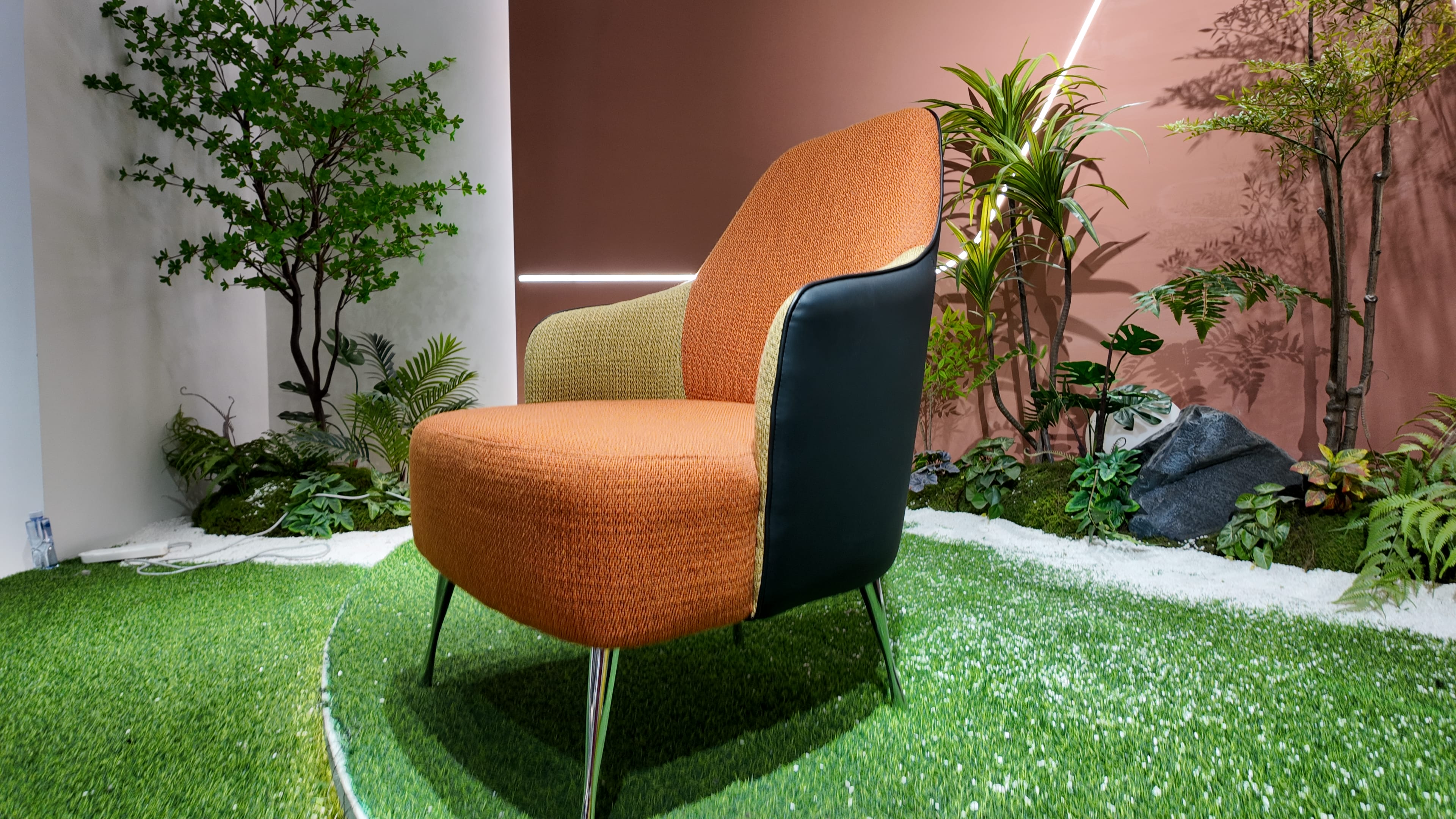 Fauteuil lounge bicolore en tissu bouclé et simili cuir – TANGO