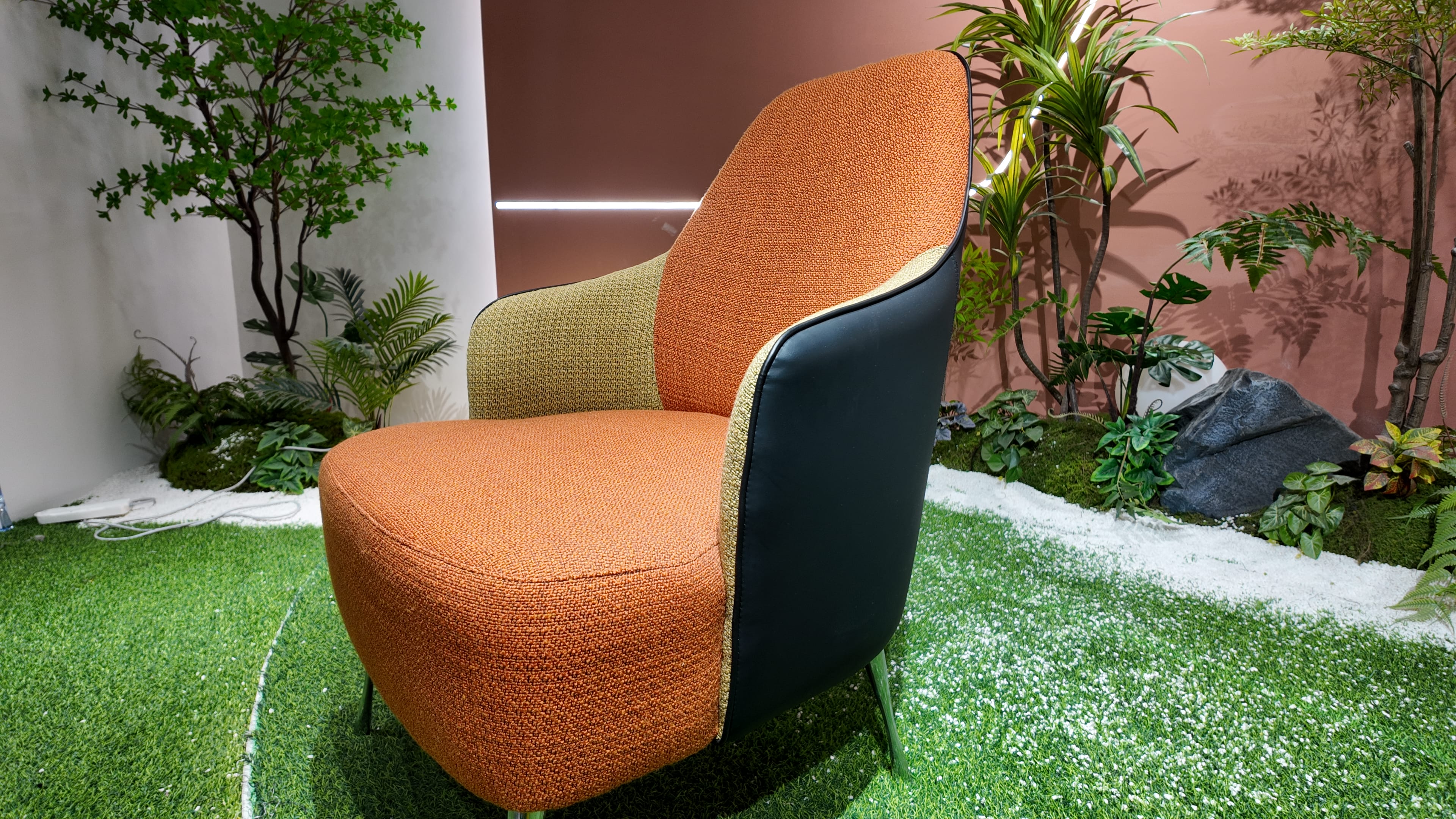 Fauteuil lounge bicolore en tissu bouclé et simili cuir – TANGO