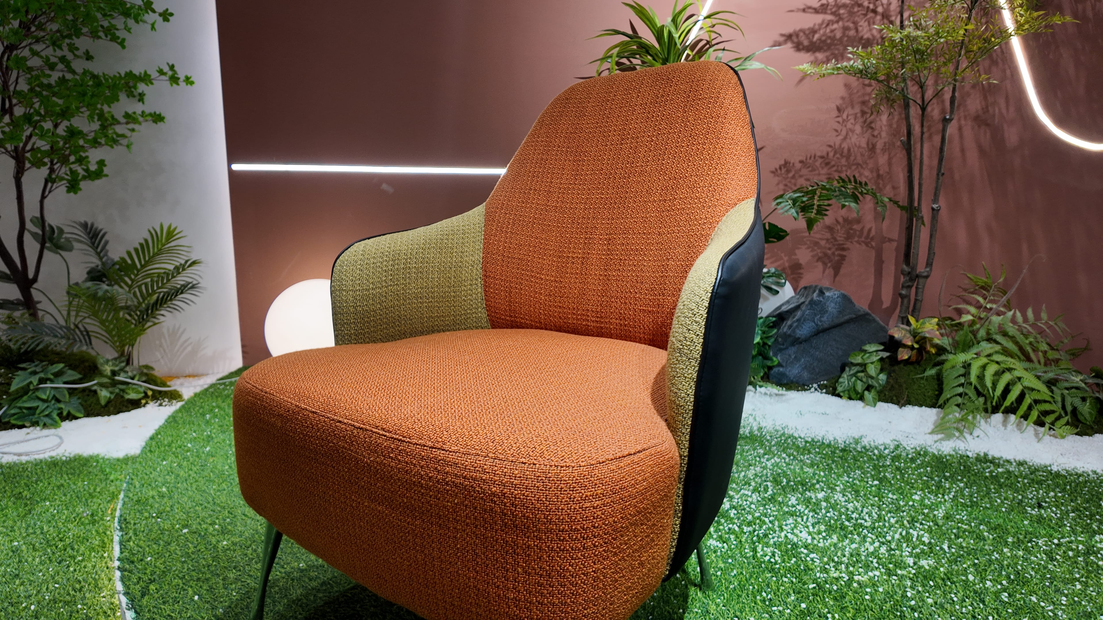 Fauteuil lounge bicolore en tissu bouclé et simili cuir – TANGO