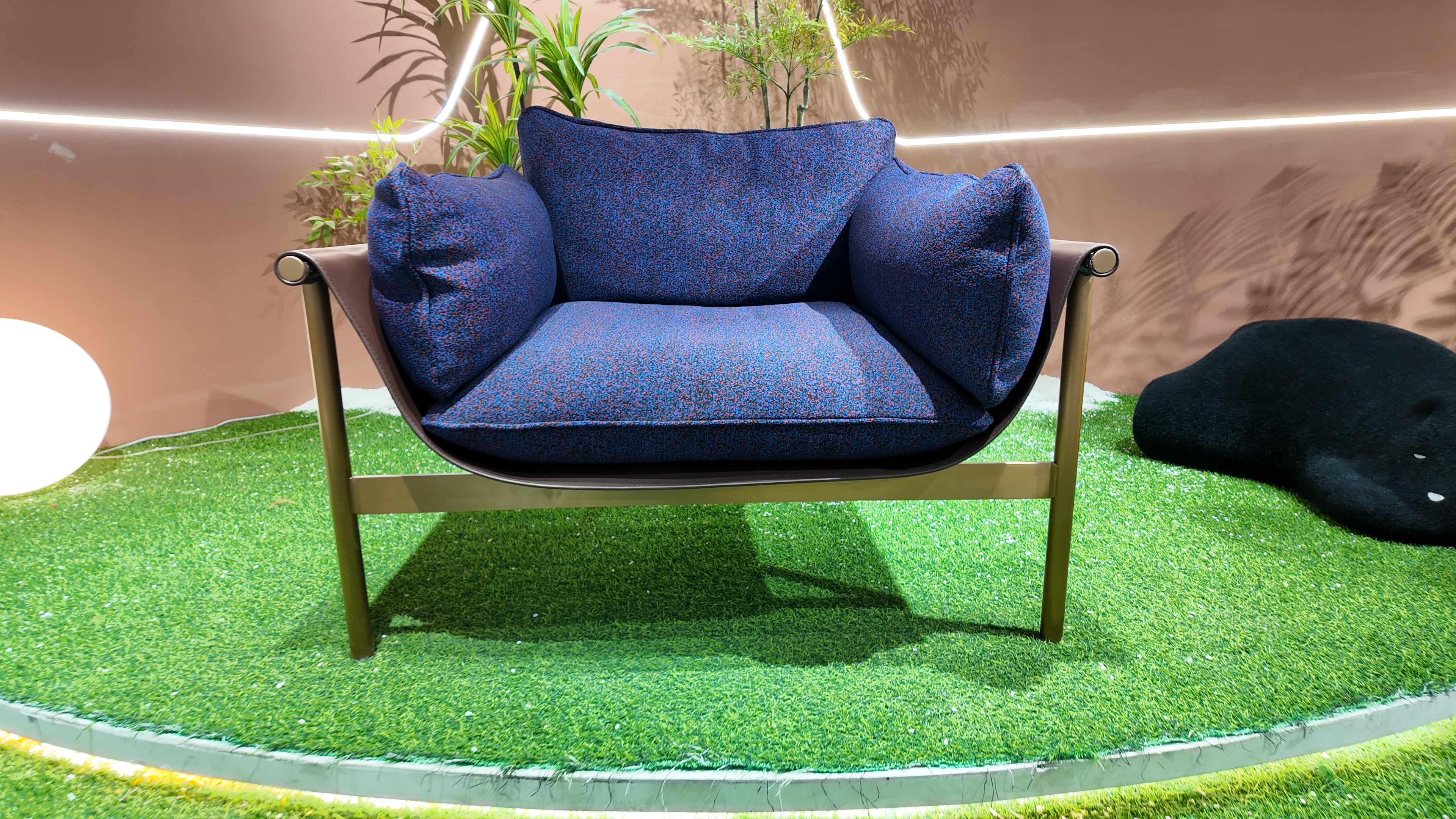 Fauteuil lounge en tissu chiné bleu et structure laiton – STRUCTURA