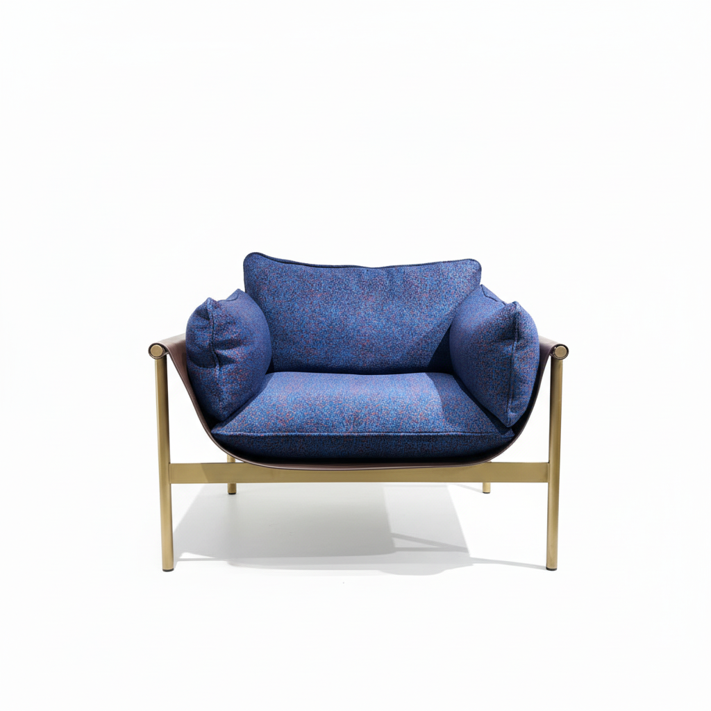 Fauteuil lounge en tissu chiné bleu et structure laiton – STRUCTURA