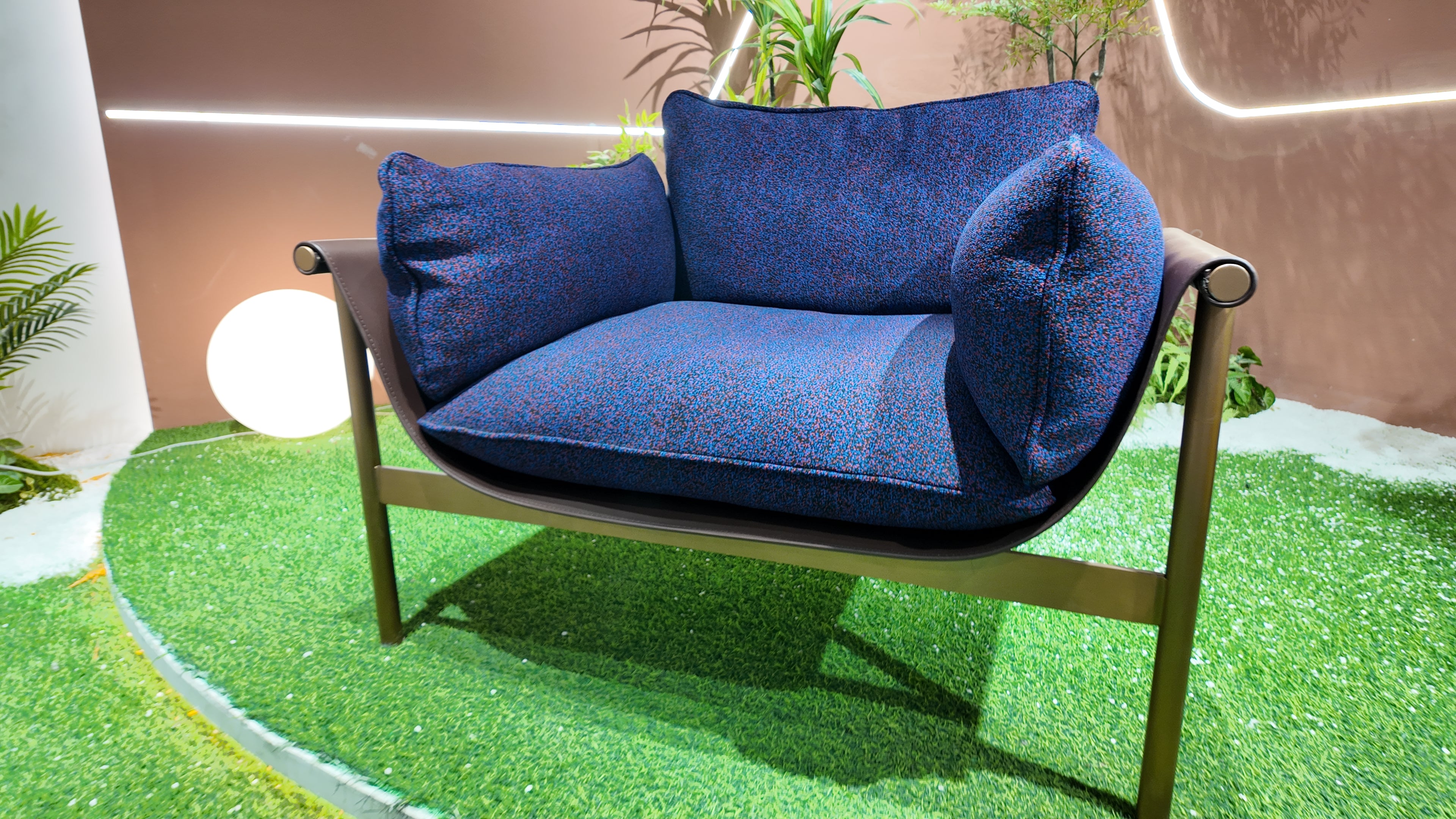 Fauteuil lounge en tissu chiné bleu et structure laiton – STRUCTURA