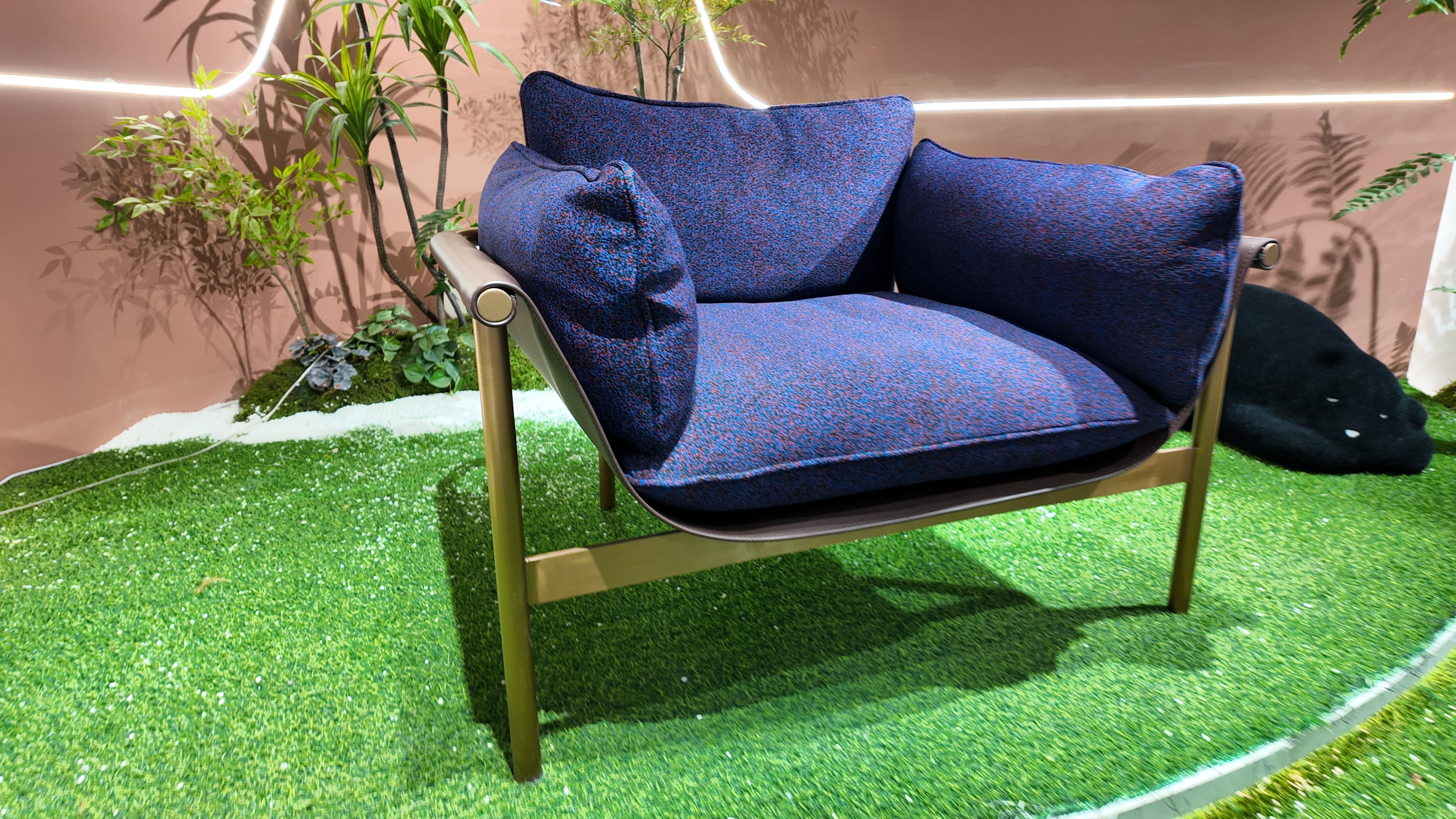 Fauteuil lounge en tissu chiné bleu et structure laiton – STRUCTURA