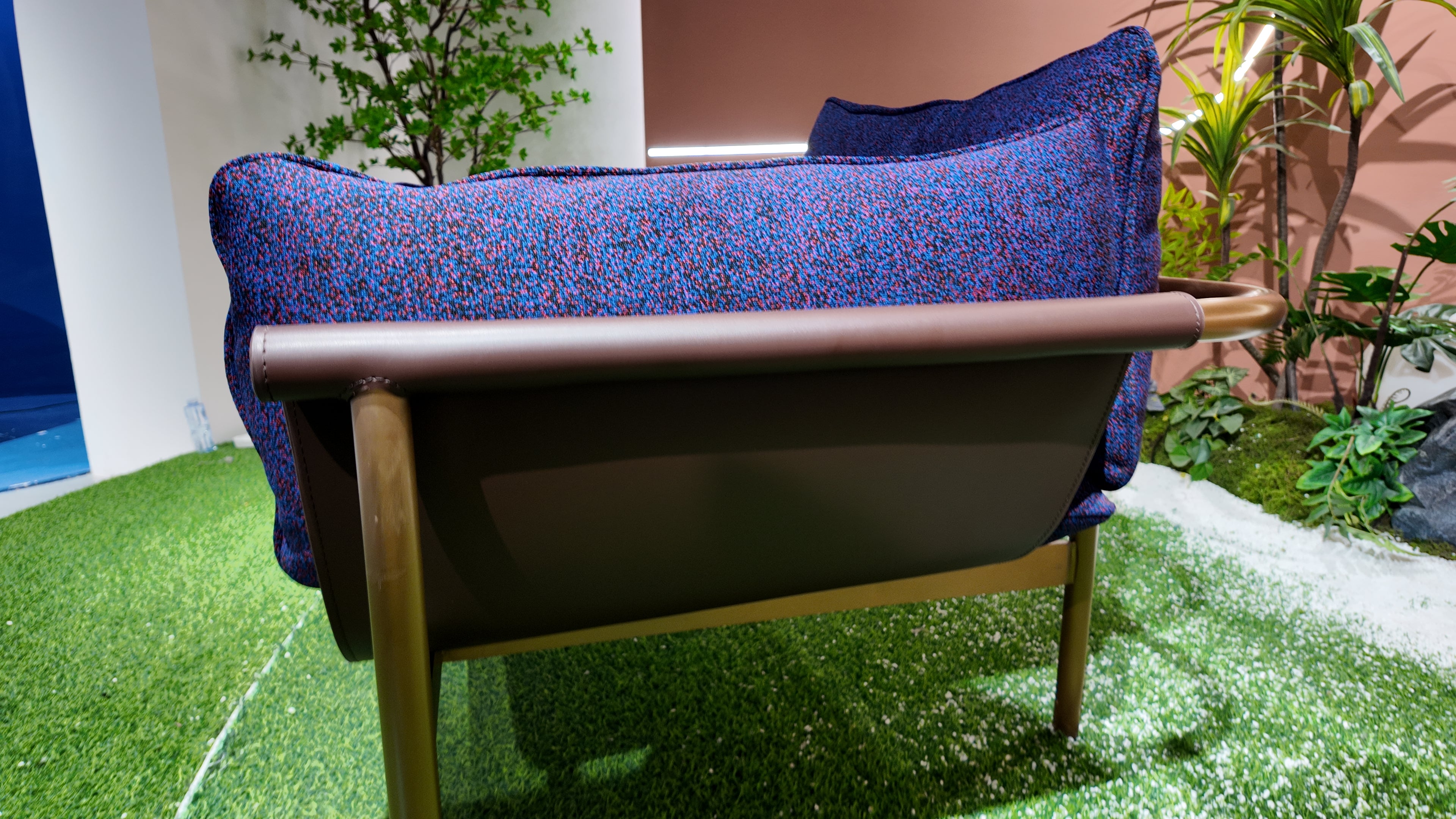 Fauteuil lounge en tissu chiné bleu et structure laiton – STRUCTURA
