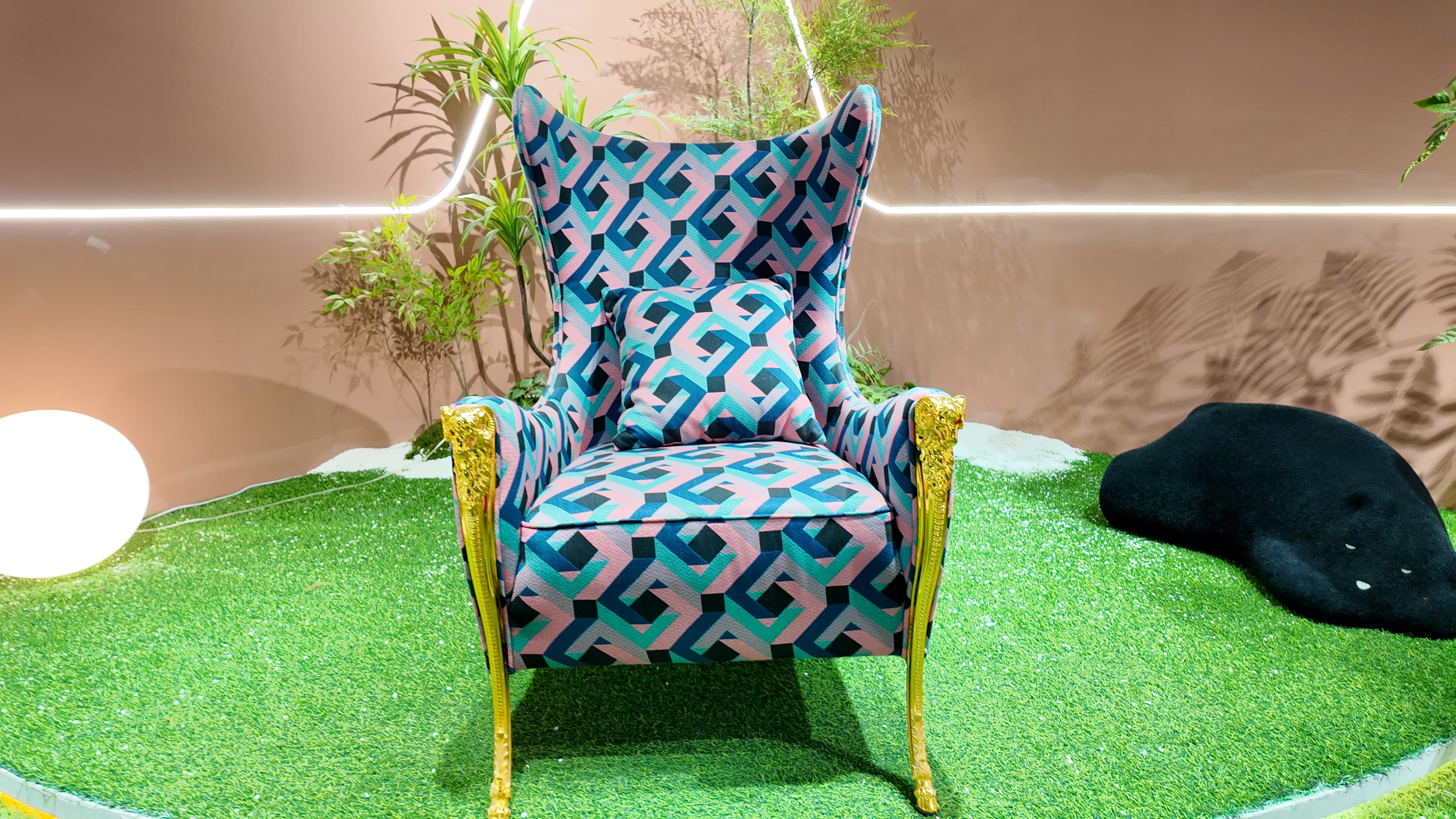 Fauteuil bergère BAROQUE en tissu géométrique multicolore et piètement doré sculpté