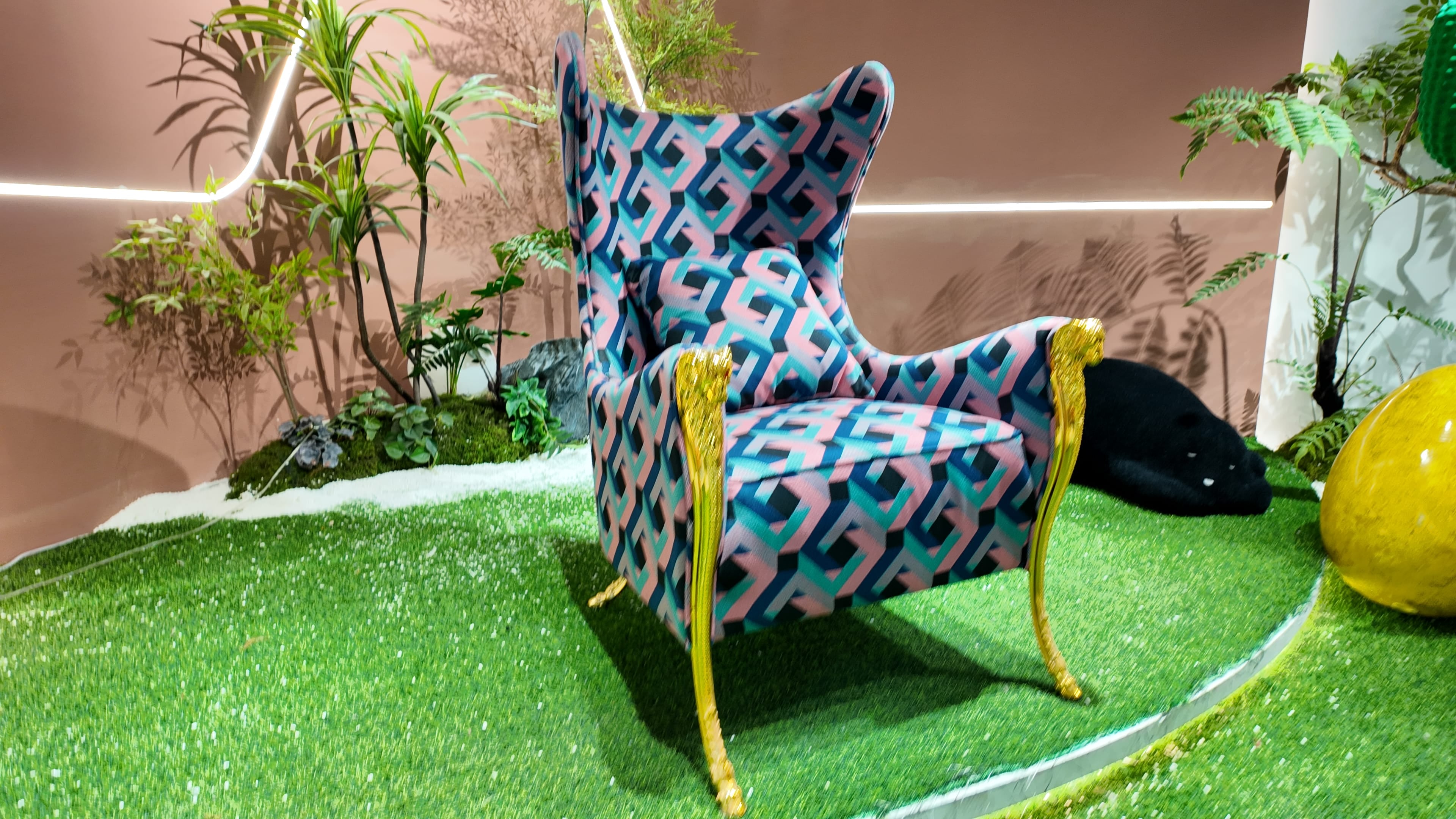 Fauteuil bergère BAROQUE en tissu géométrique multicolore et piètement doré sculpté