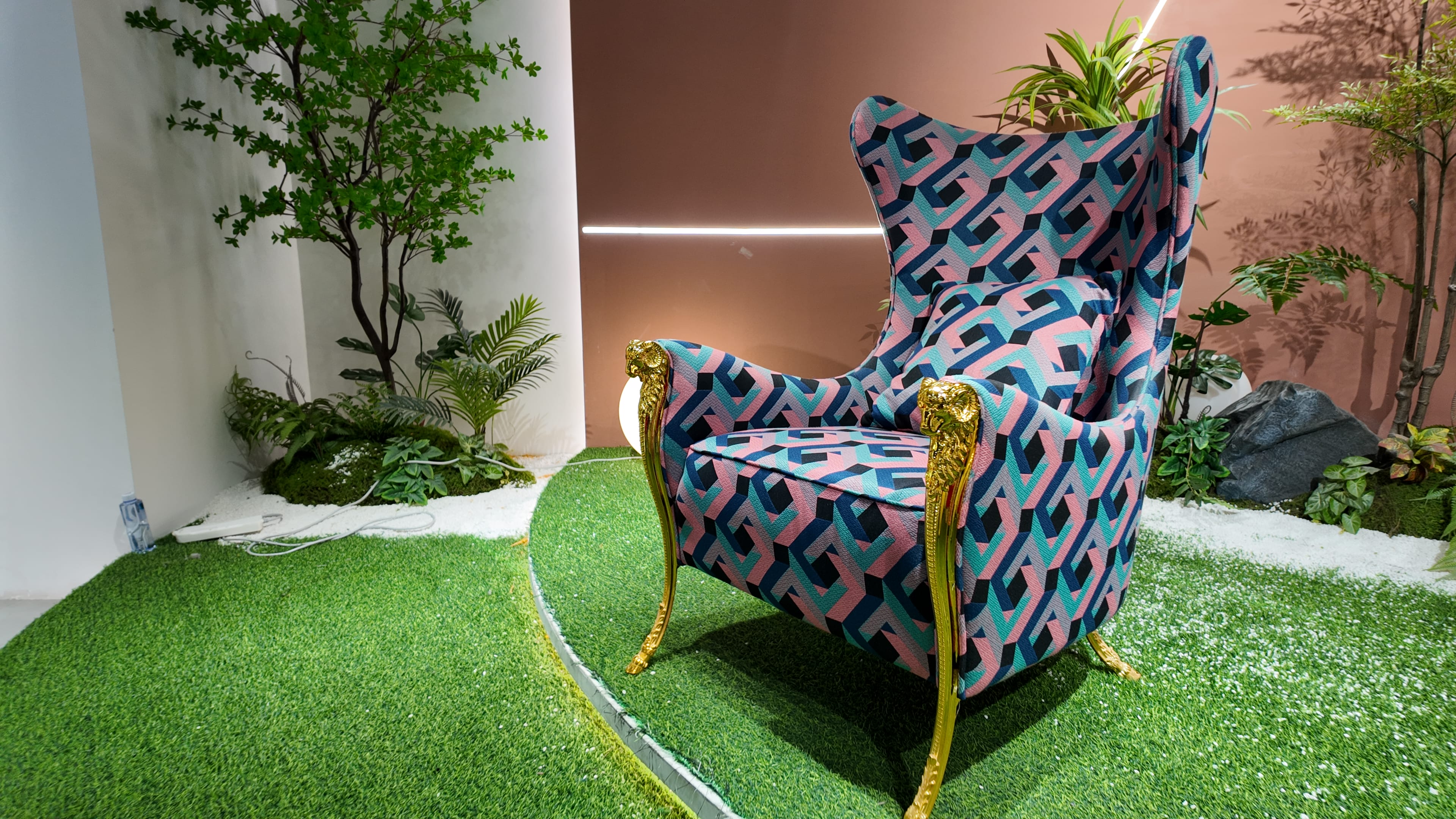 Fauteuil bergère BAROQUE en tissu géométrique multicolore et piètement doré sculpté