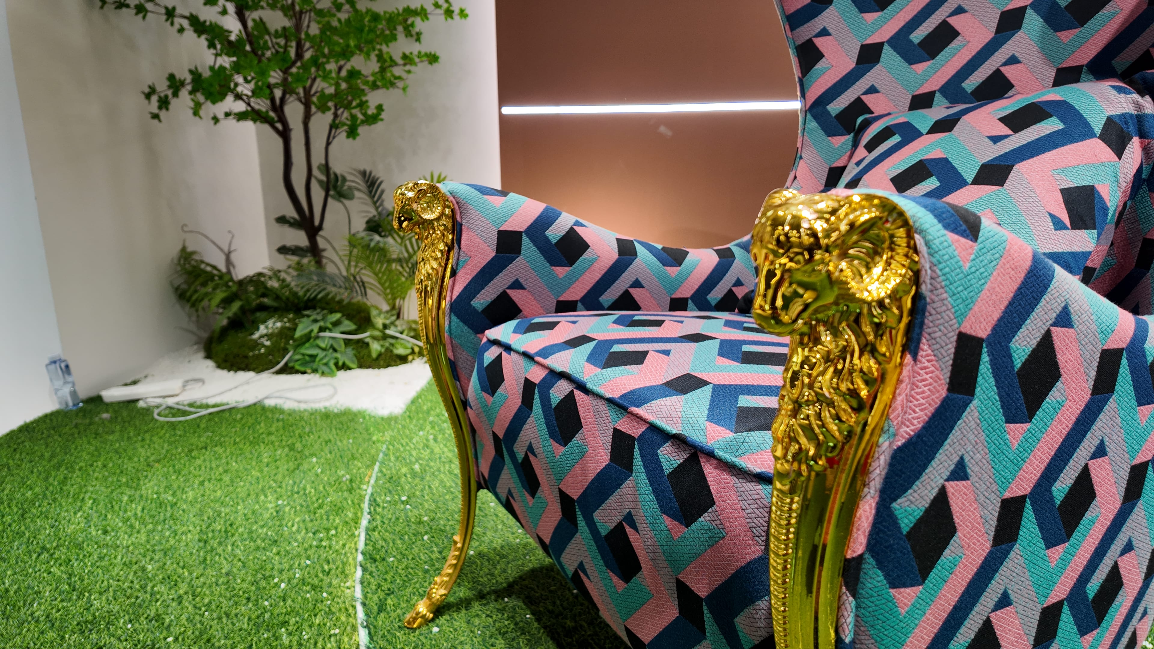 Fauteuil bergère BAROQUE en tissu géométrique multicolore et piètement doré sculpté