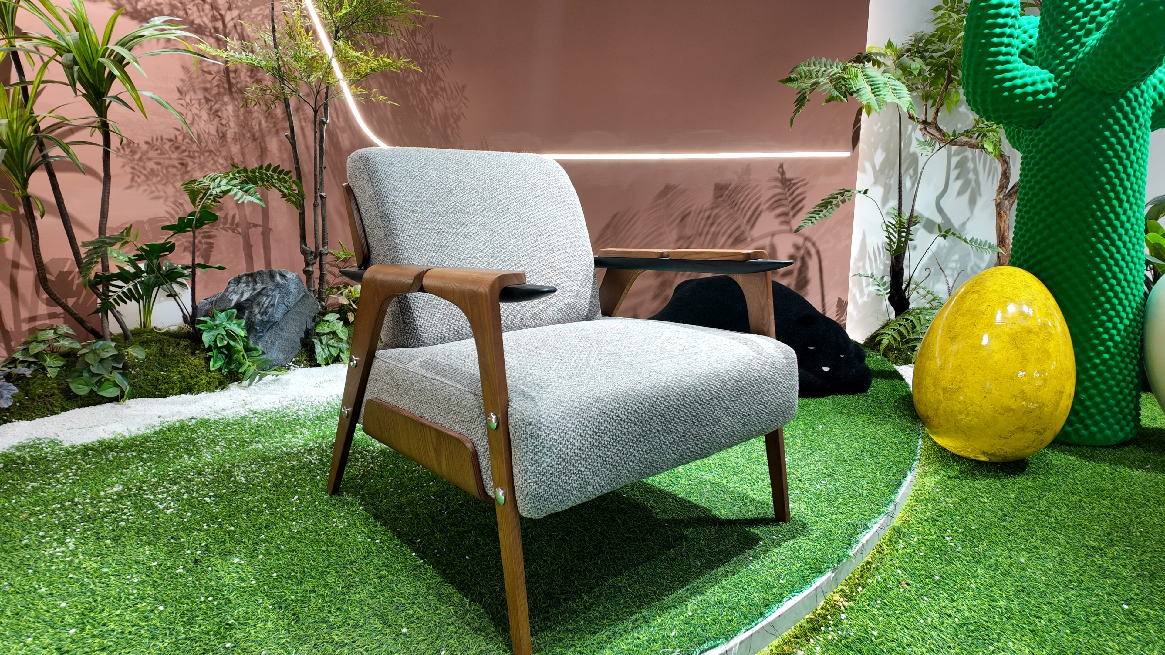 Fauteuil lounge en bois cintré et tissu bouclé gris – tablette d'appoint intégrée – SCANDI