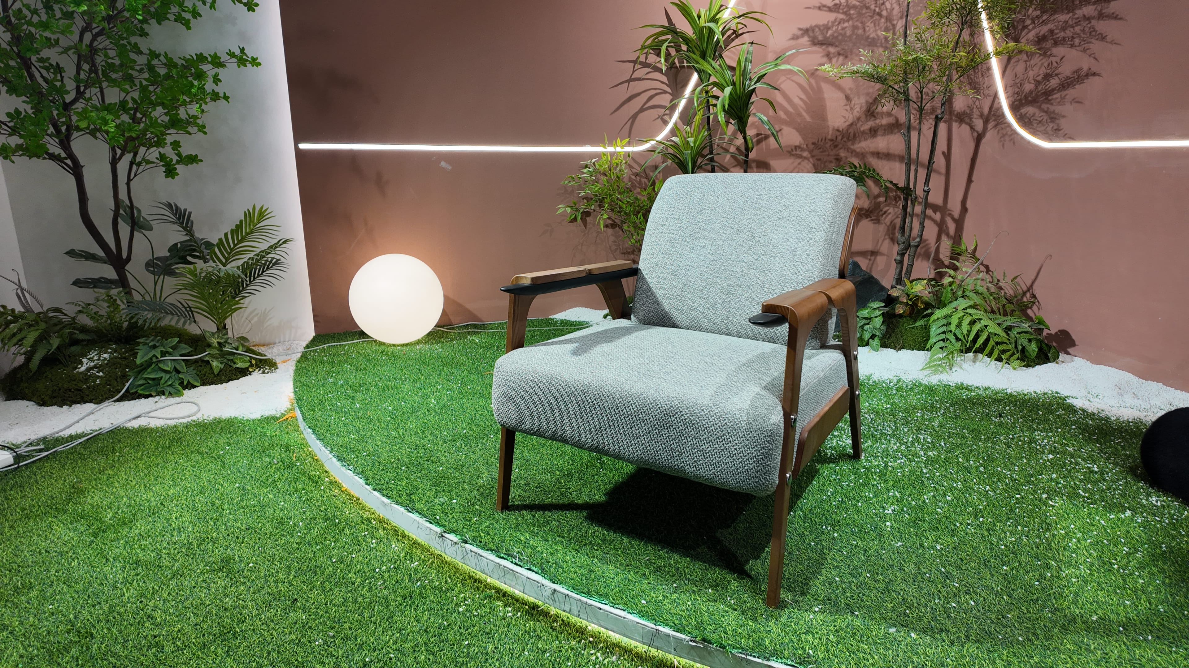 Fauteuil lounge en bois cintré et tissu bouclé gris – tablette d'appoint intégrée – SCANDI