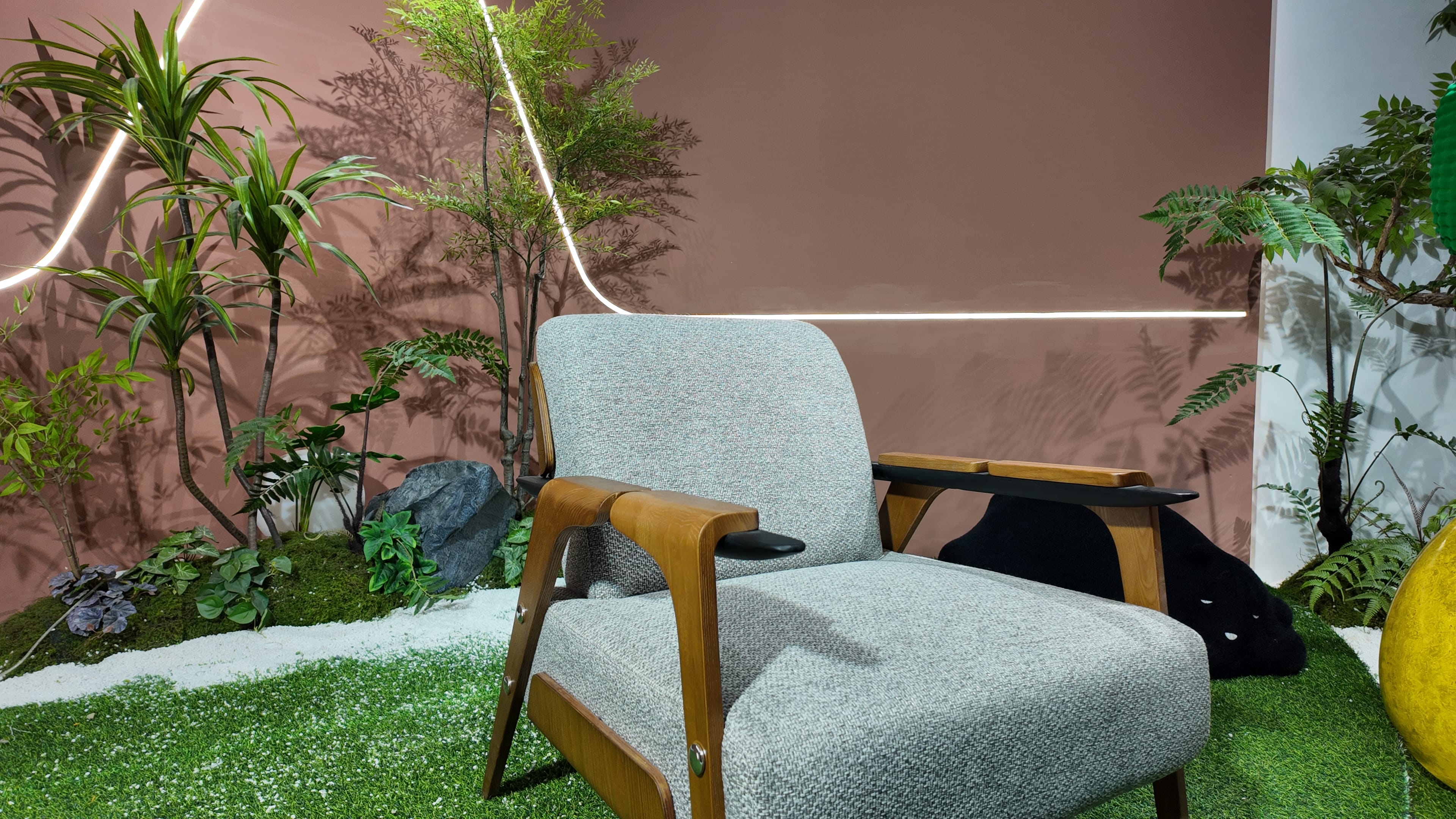 Fauteuil lounge en bois cintré et tissu bouclé gris – tablette d'appoint intégrée – SCANDI