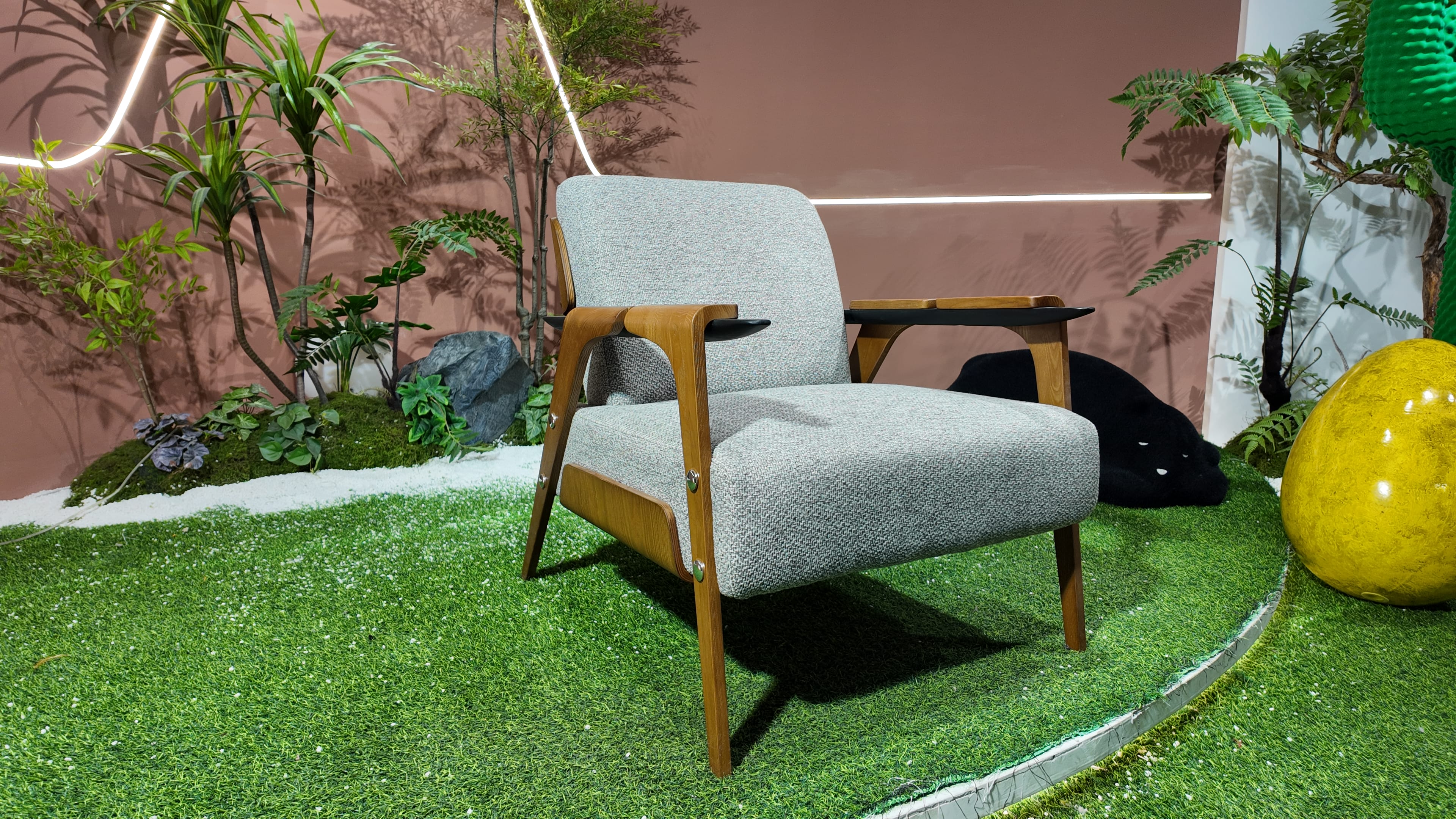 Fauteuil lounge en bois cintré et tissu bouclé gris – tablette d'appoint intégrée – SCANDI