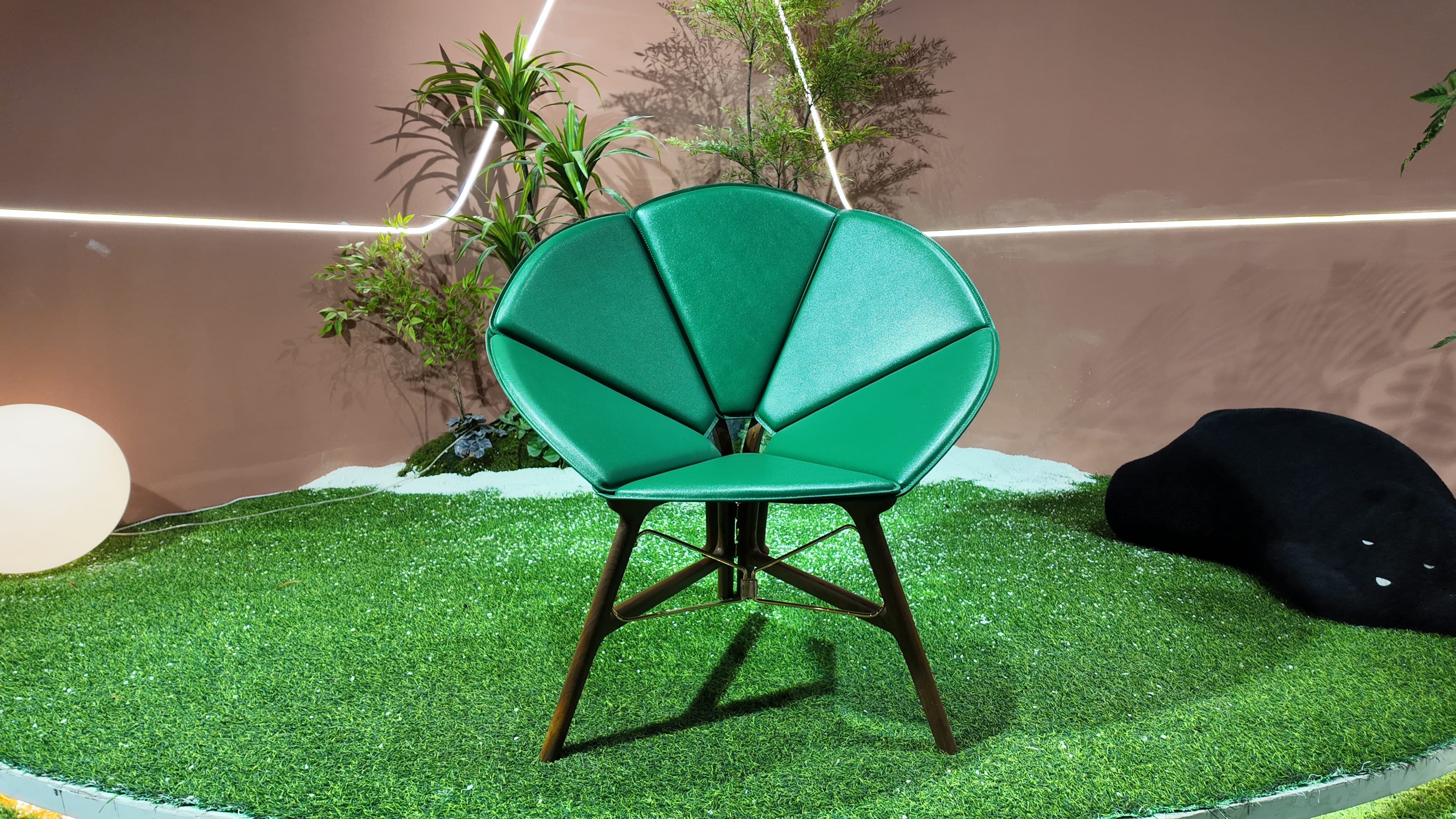 Fauteuil PETAL en simili-cuir vert à dossier pétale