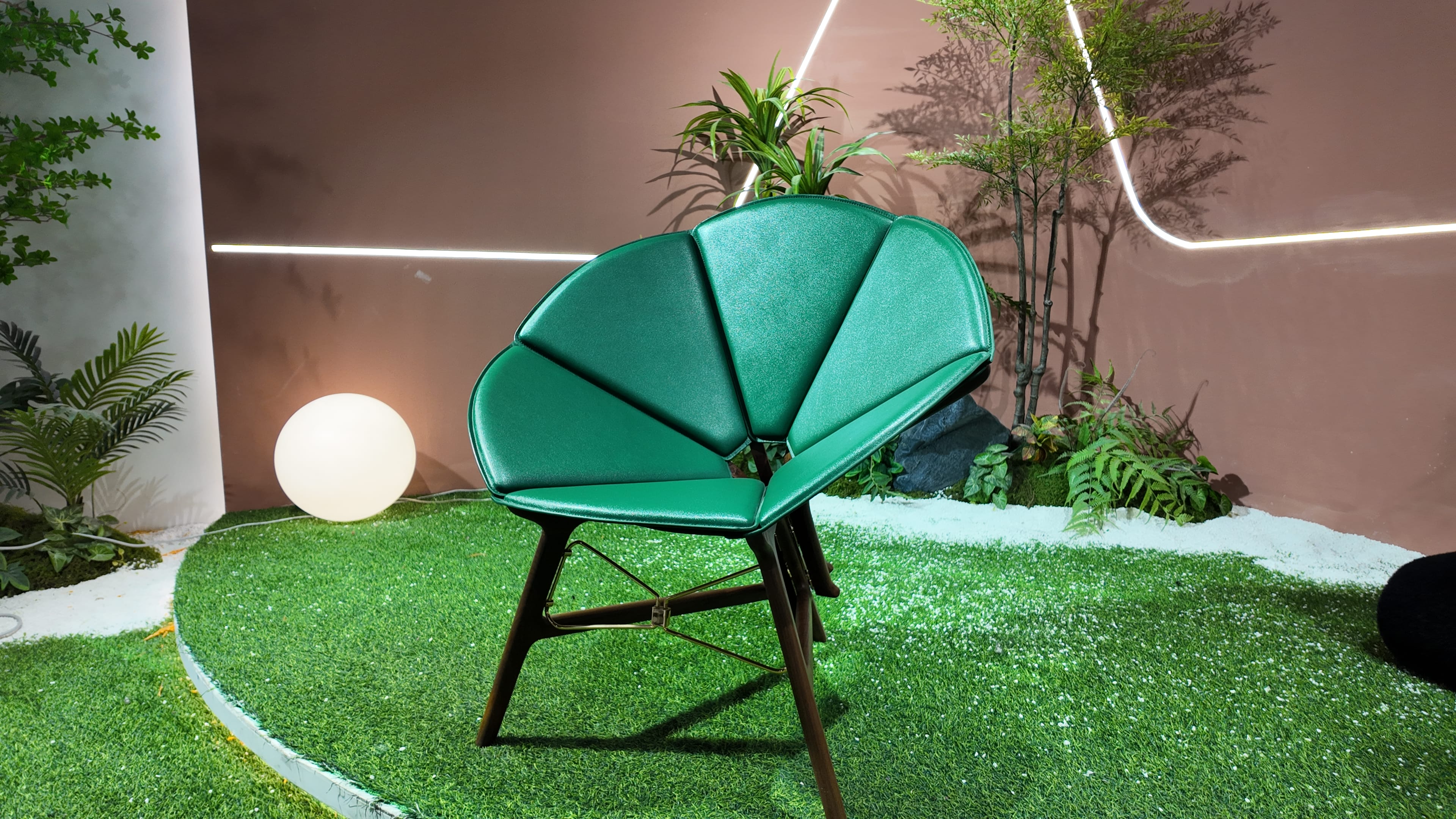 Fauteuil PETAL en simili-cuir vert à dossier pétale