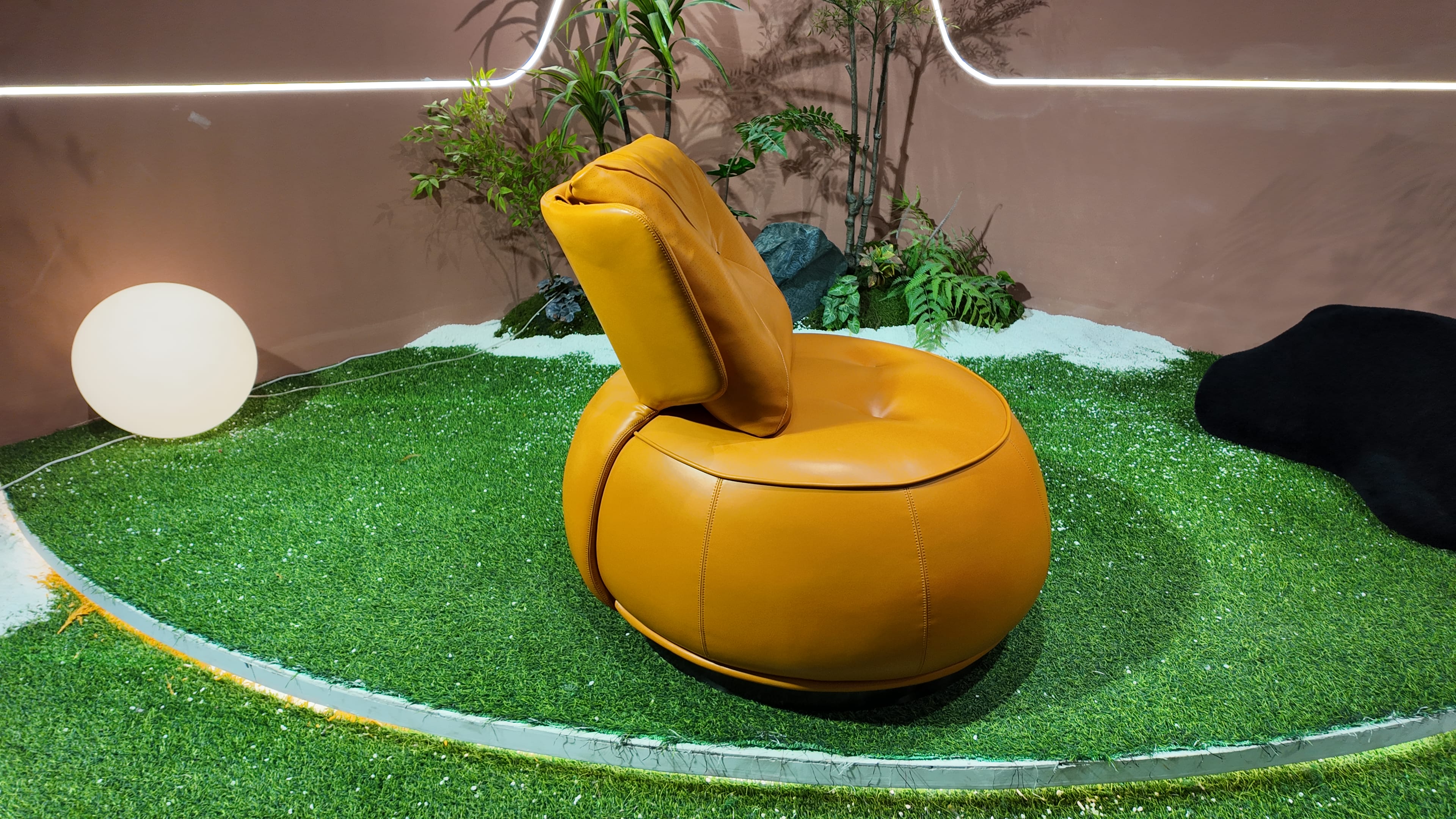 Fauteuil boule en cuir capitonné jaune moutarde à dossier inclinable – Globe