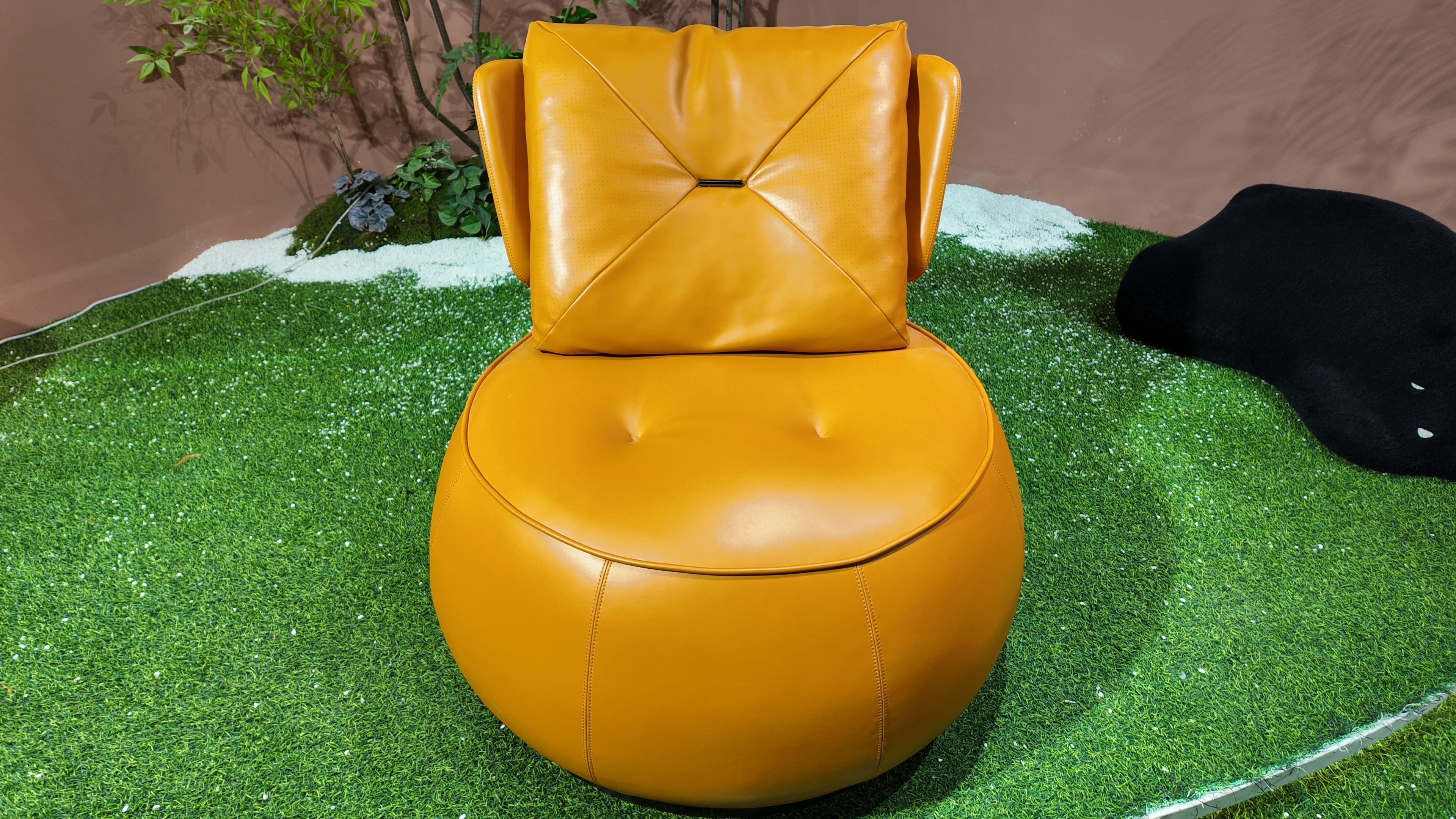 Fauteuil boule en cuir capitonné jaune moutarde à dossier inclinable – Globe