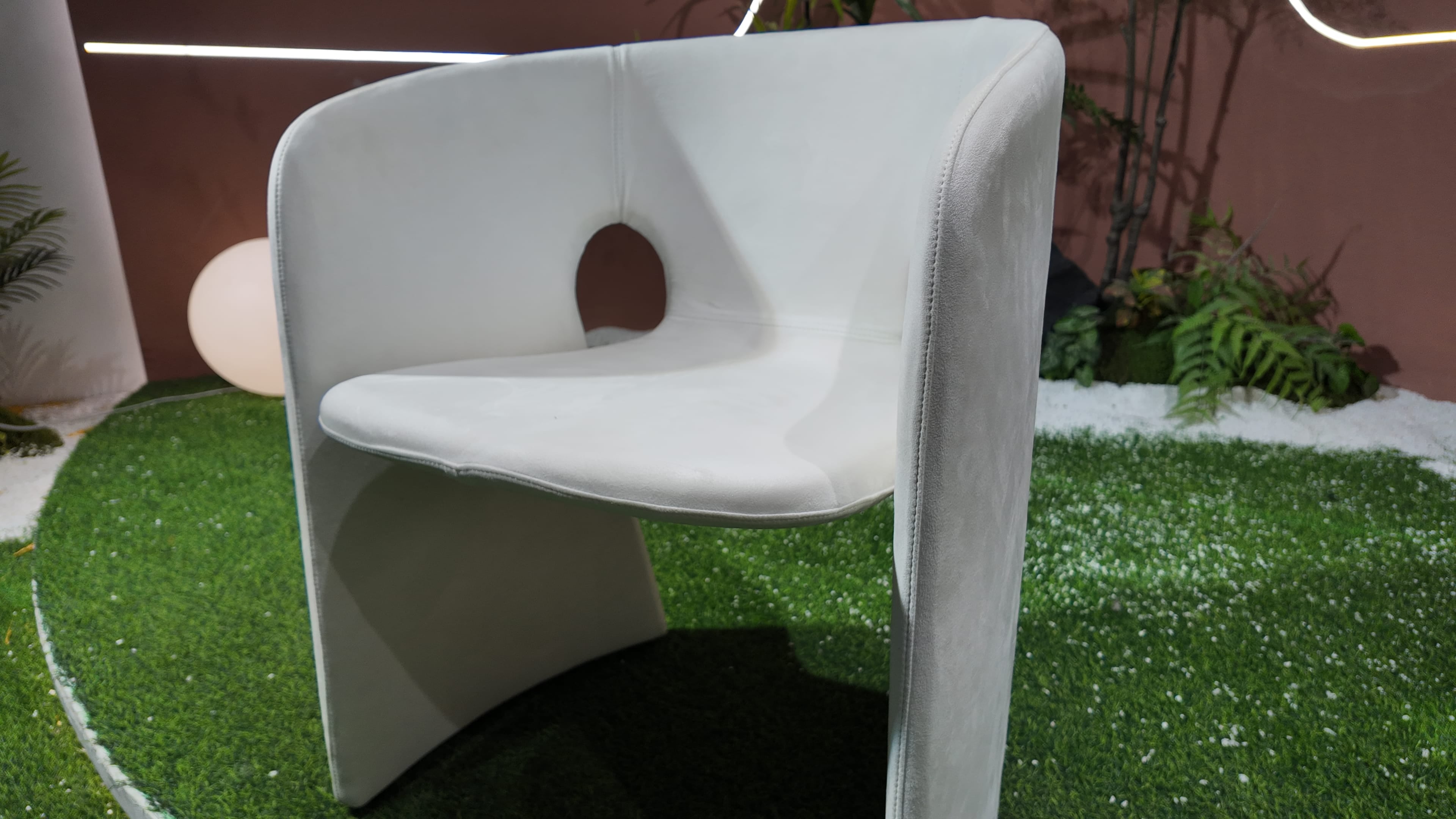 Fauteuil design en velours gris perle à découpe ajourée – GRAPHIC