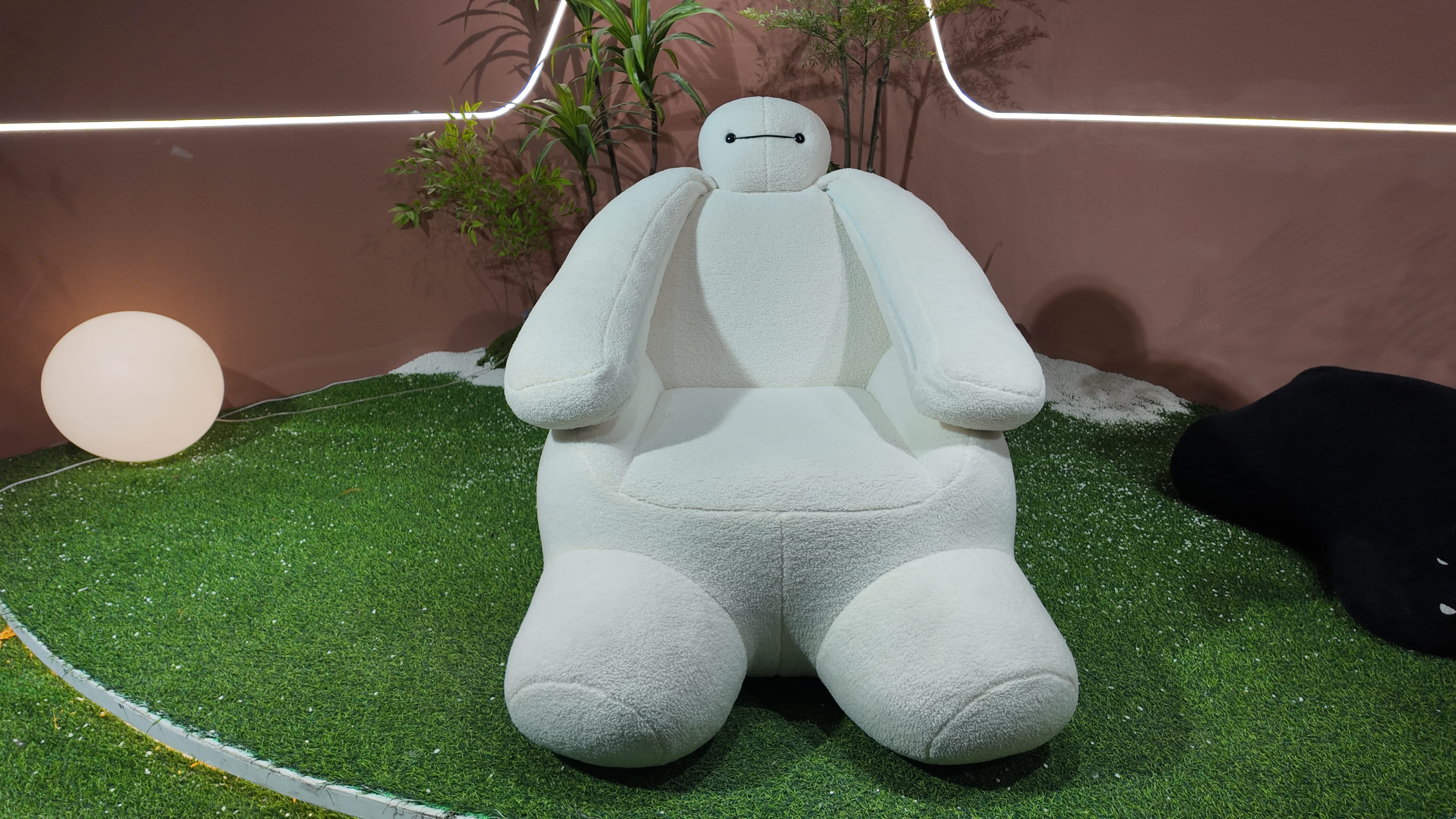 Fauteuil BAYMAX en tissu bouclé blanc effet peluche