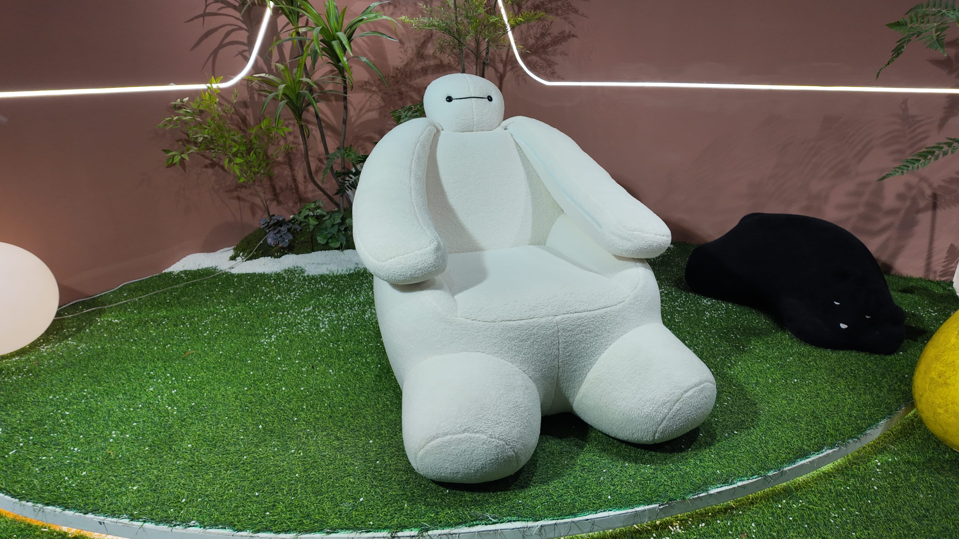 Fauteuil BAYMAX en tissu bouclé blanc effet peluche