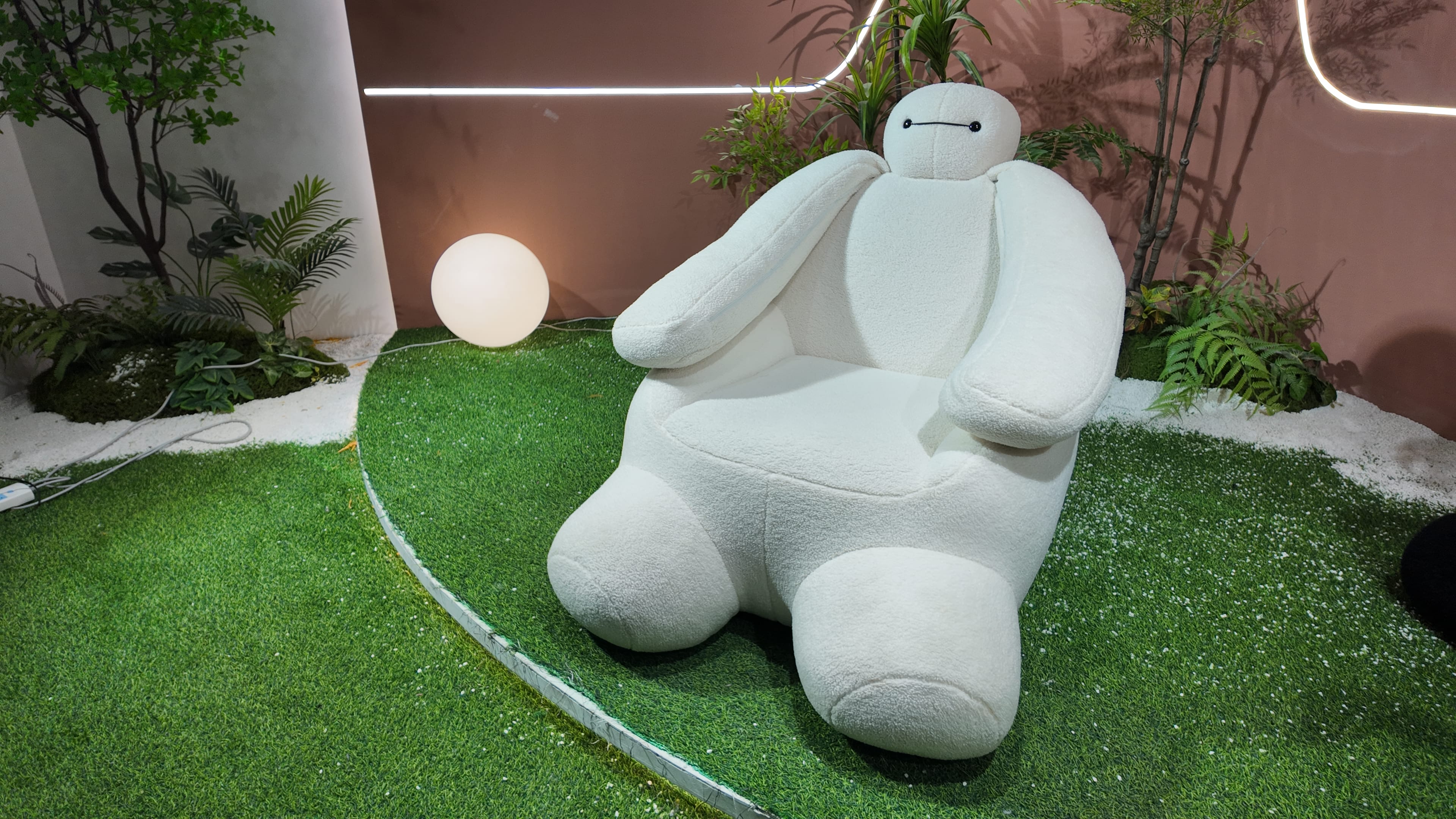 Fauteuil BAYMAX en tissu bouclé blanc effet peluche