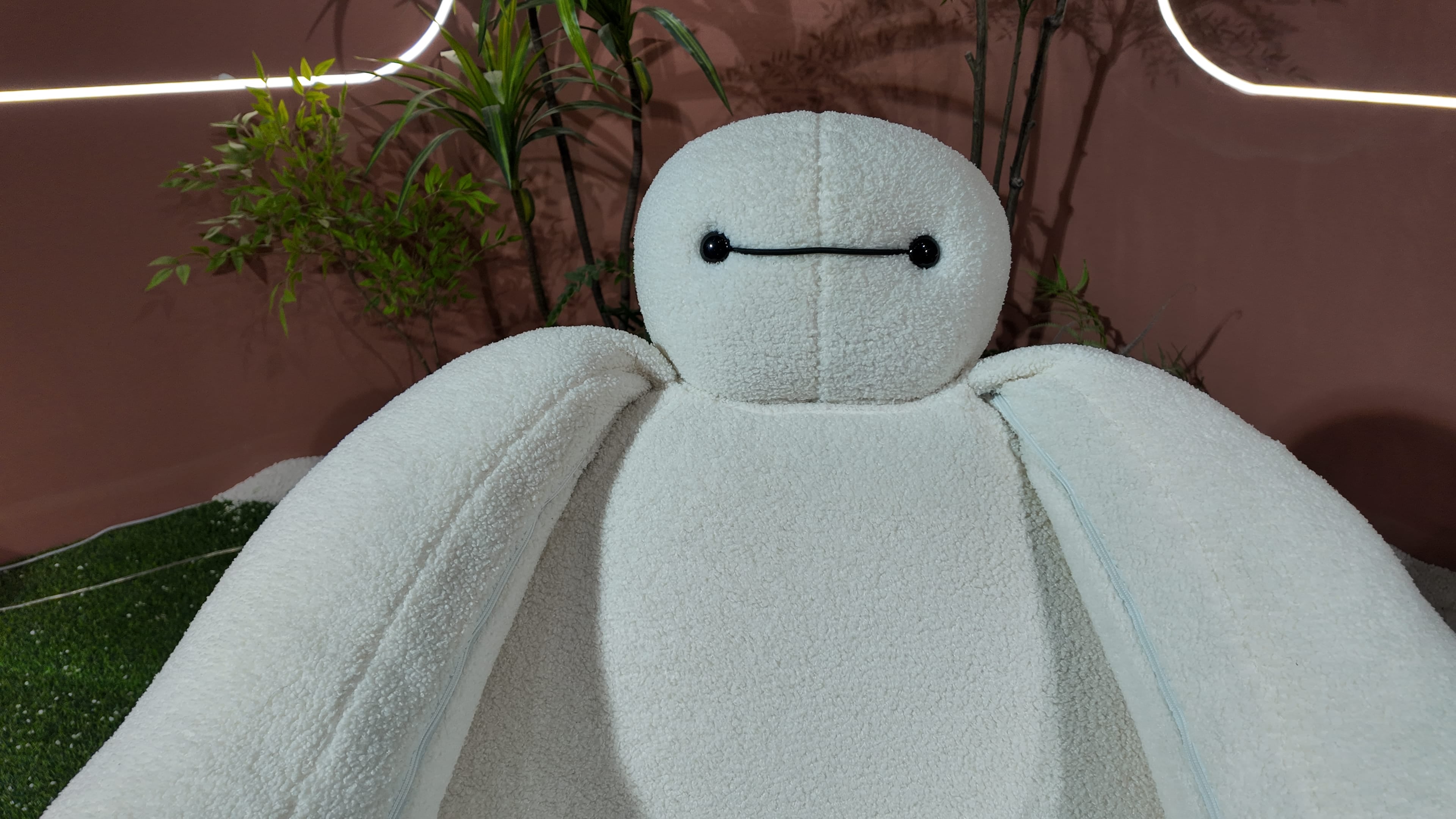 Fauteuil BAYMAX en tissu bouclé blanc effet peluche