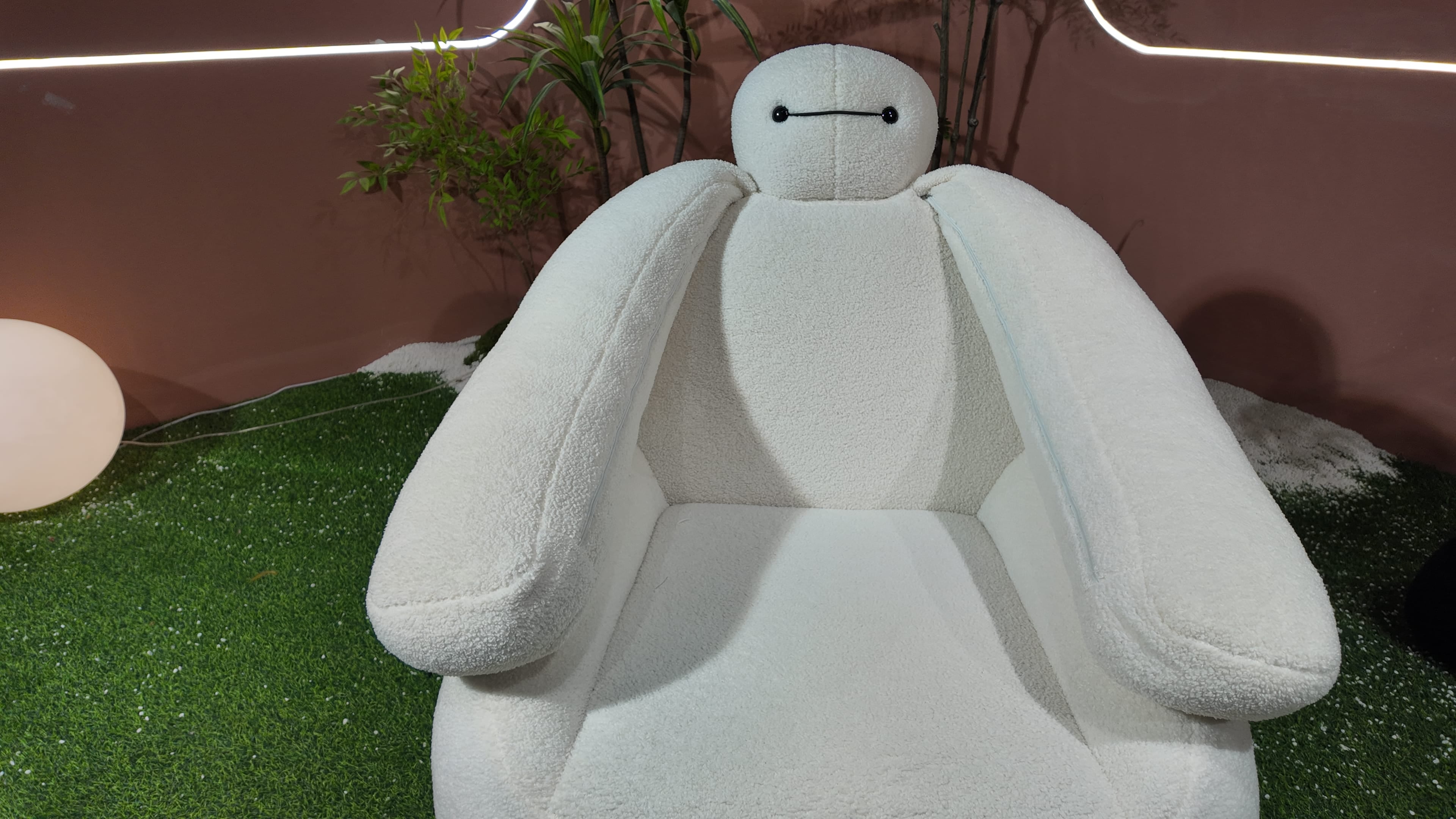 Fauteuil BAYMAX en tissu bouclé blanc effet peluche