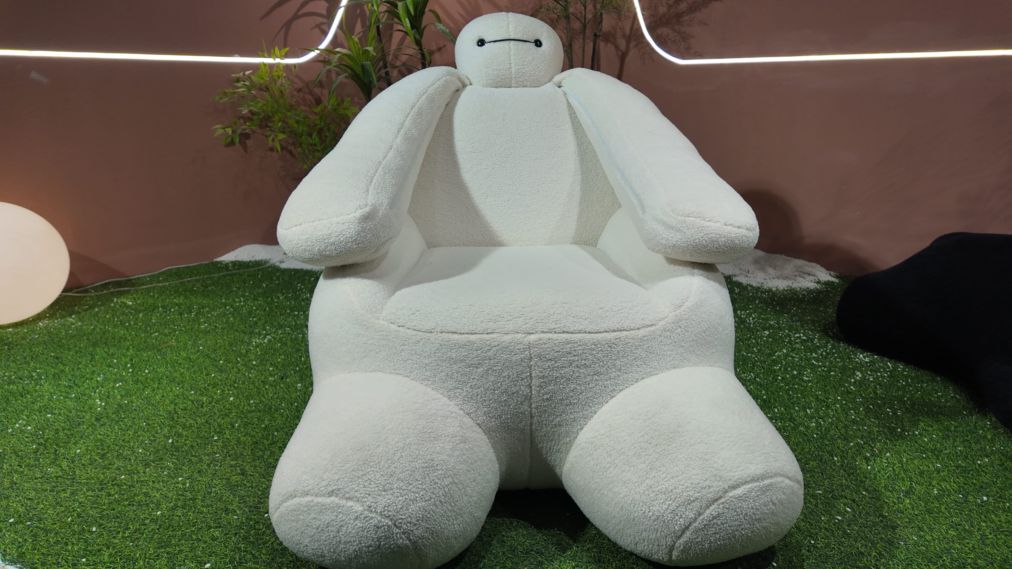 Fauteuil BAYMAX en tissu bouclé blanc effet peluche